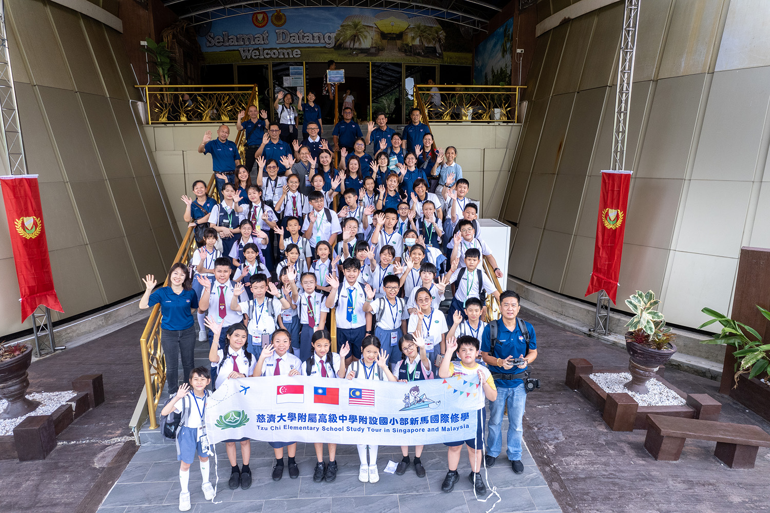 慈小、吉華K校兩校師生於稻米博物館前合影。