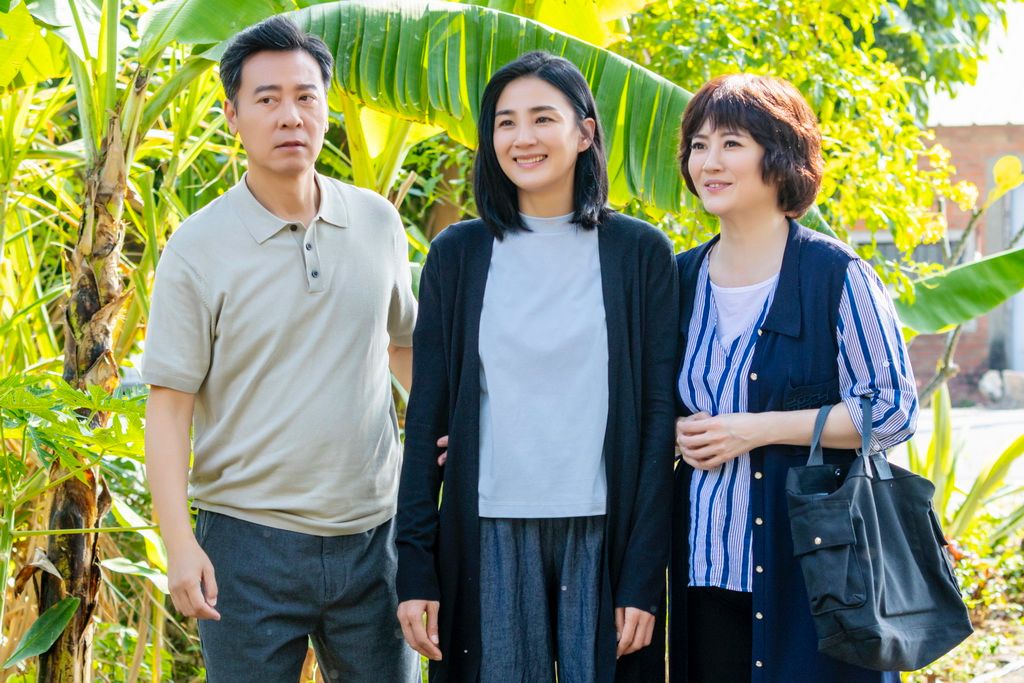 羅心儀(洪小鈴飾)(中)職場女強人四十多歲罹患早發性失智症，先生何慶祥(尹昭德飾)(左)、