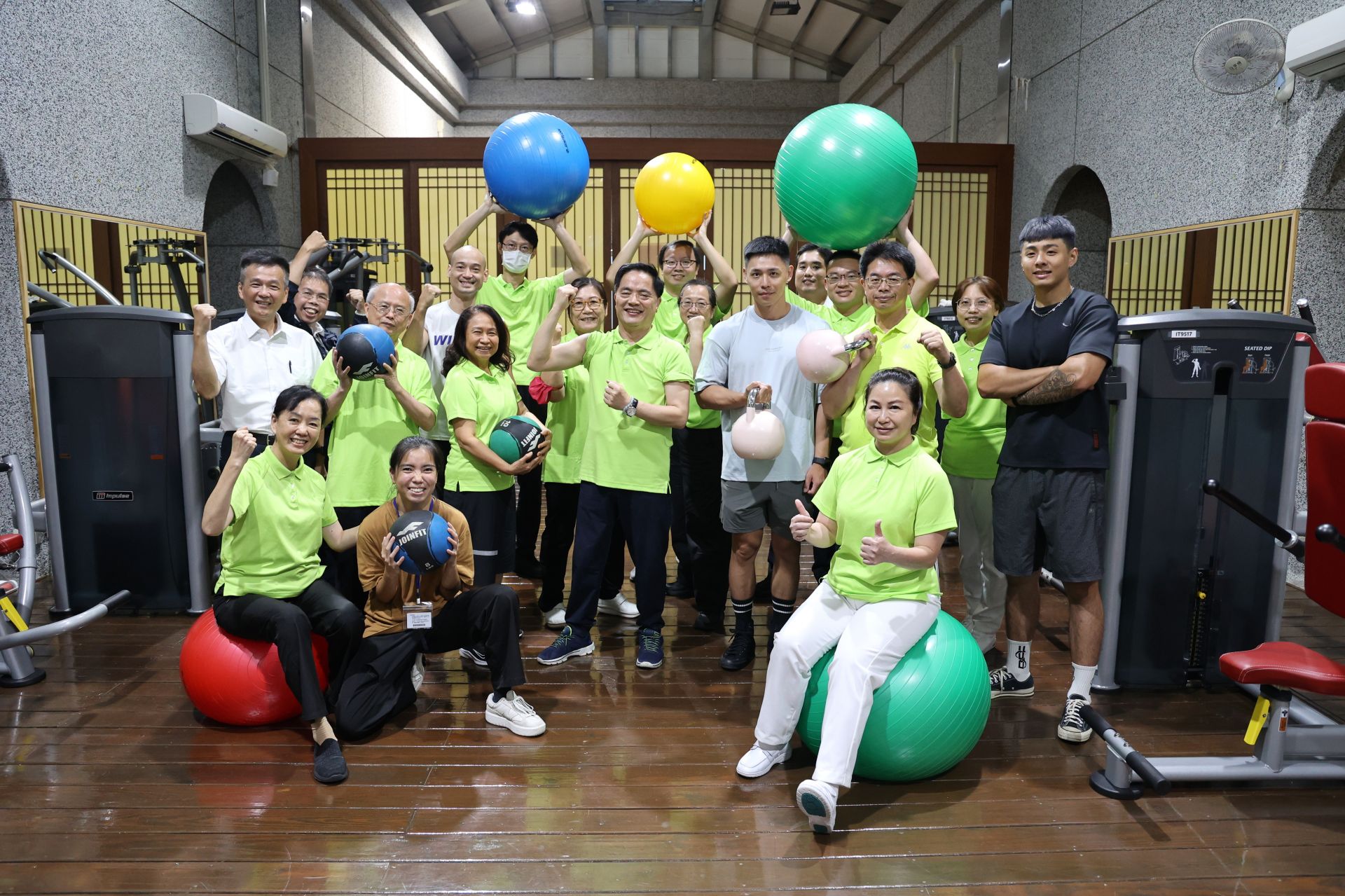 院部主管下班後換上便於運動的裝束，在專業教練的帶領下熟悉器材的正確使用方法。