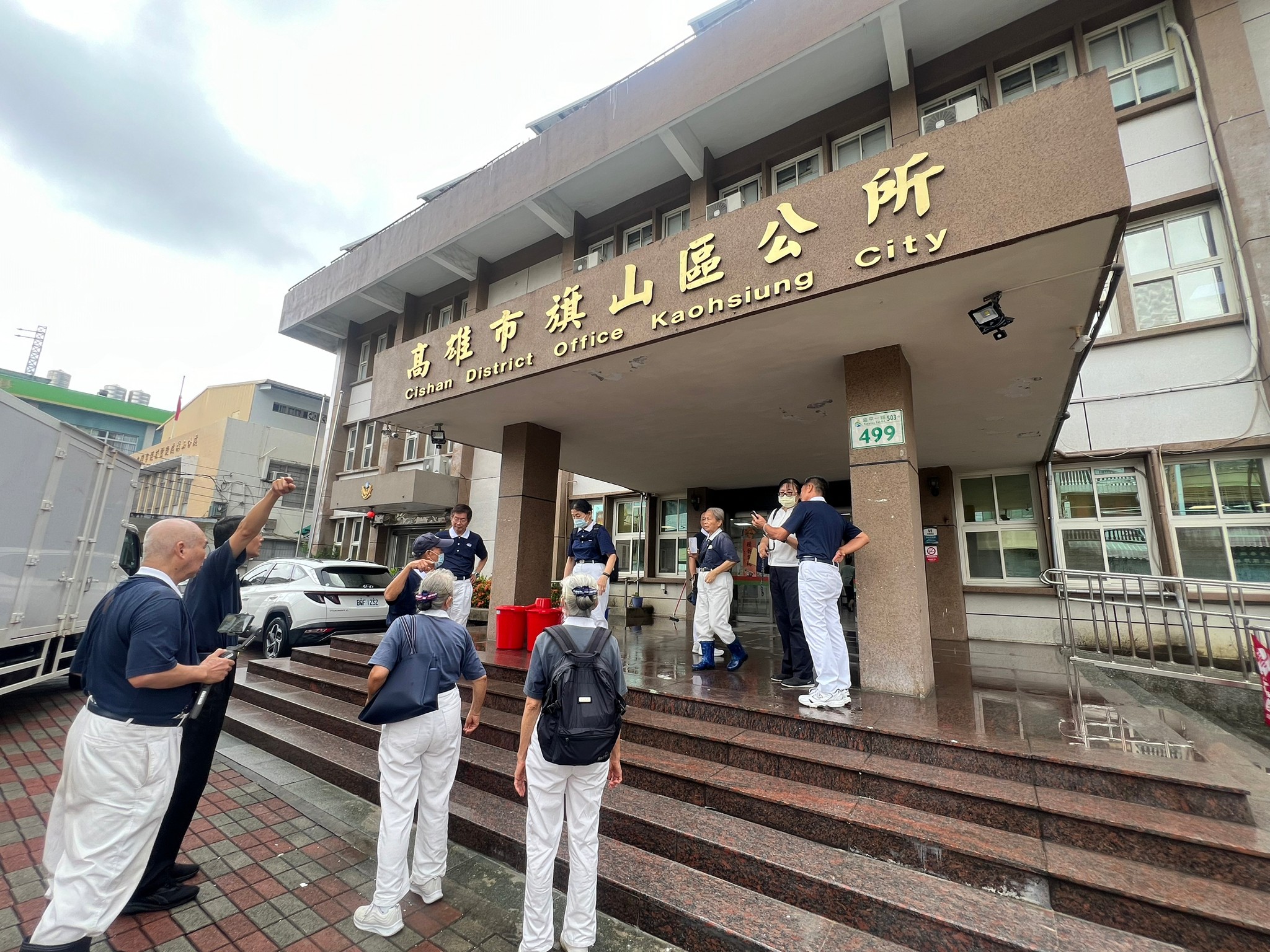 高雄慈濟志工前往旗山區公所提供物資，也與目前安置公所內的災民關懷互動。