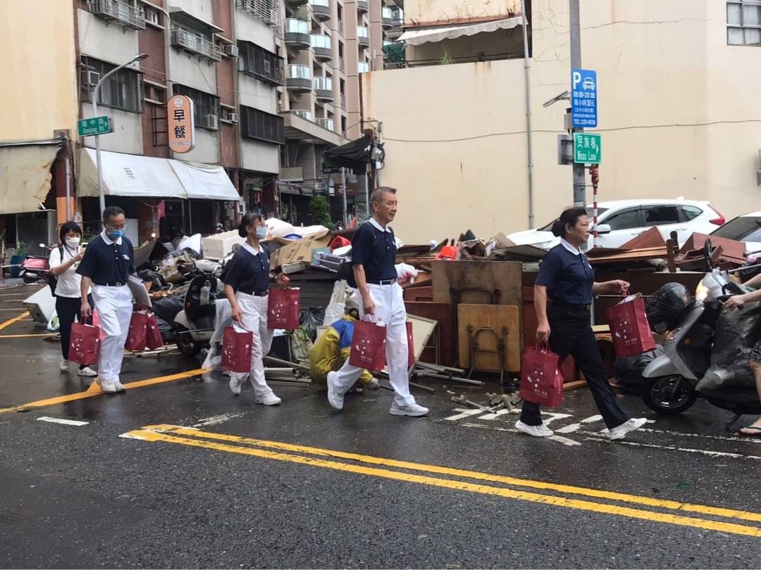 高雄慈濟志工7月26日區分11個動線，超過1500個熱食便當以及物資等分送各區。