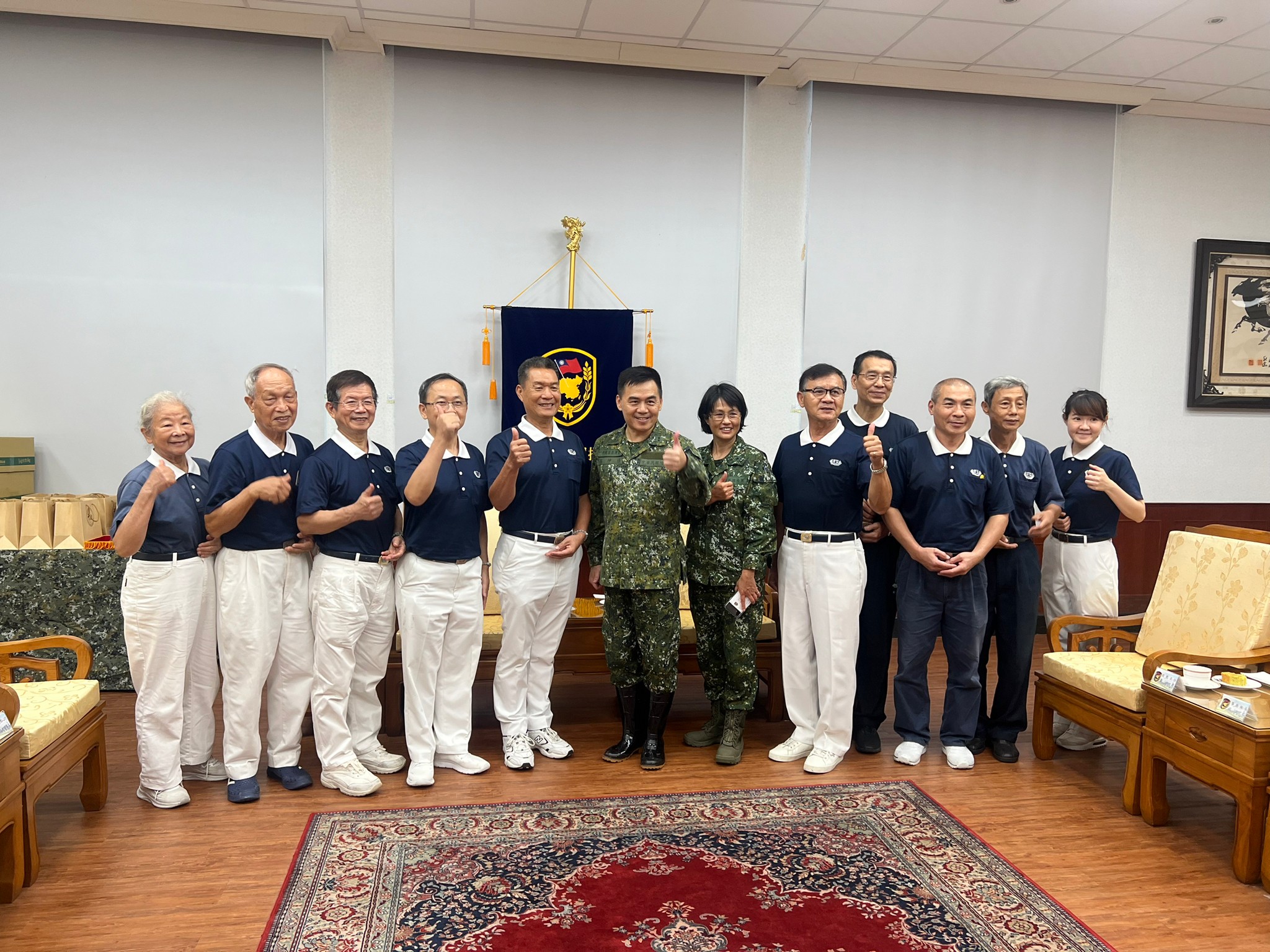 為感恩國軍弟兄在颱風來臨時協助居民預防性的撤離，慈濟志工也帶著帶著物資前往第八軍團。
