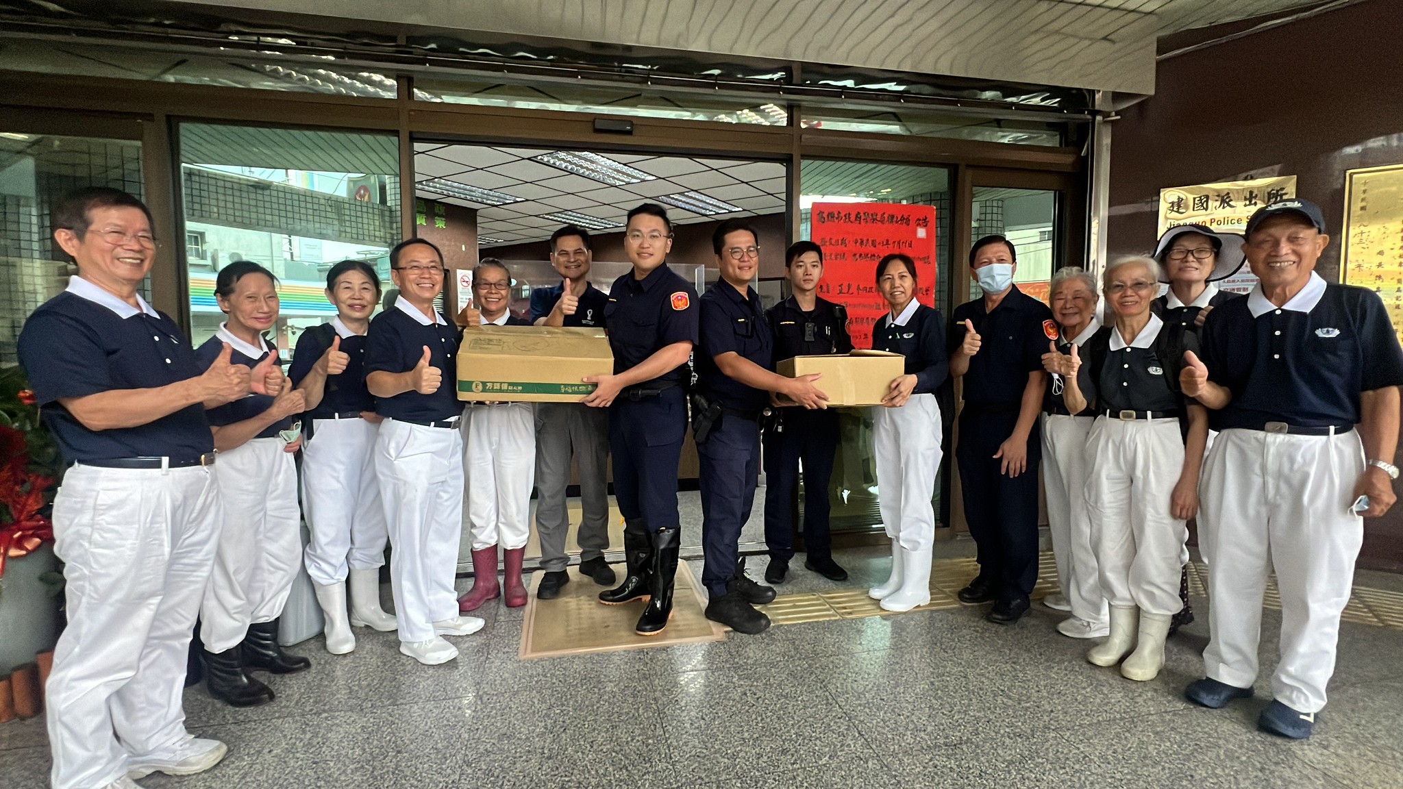 高雄慈濟志工團隊關懷警消同仁，圖為旗山警分局。