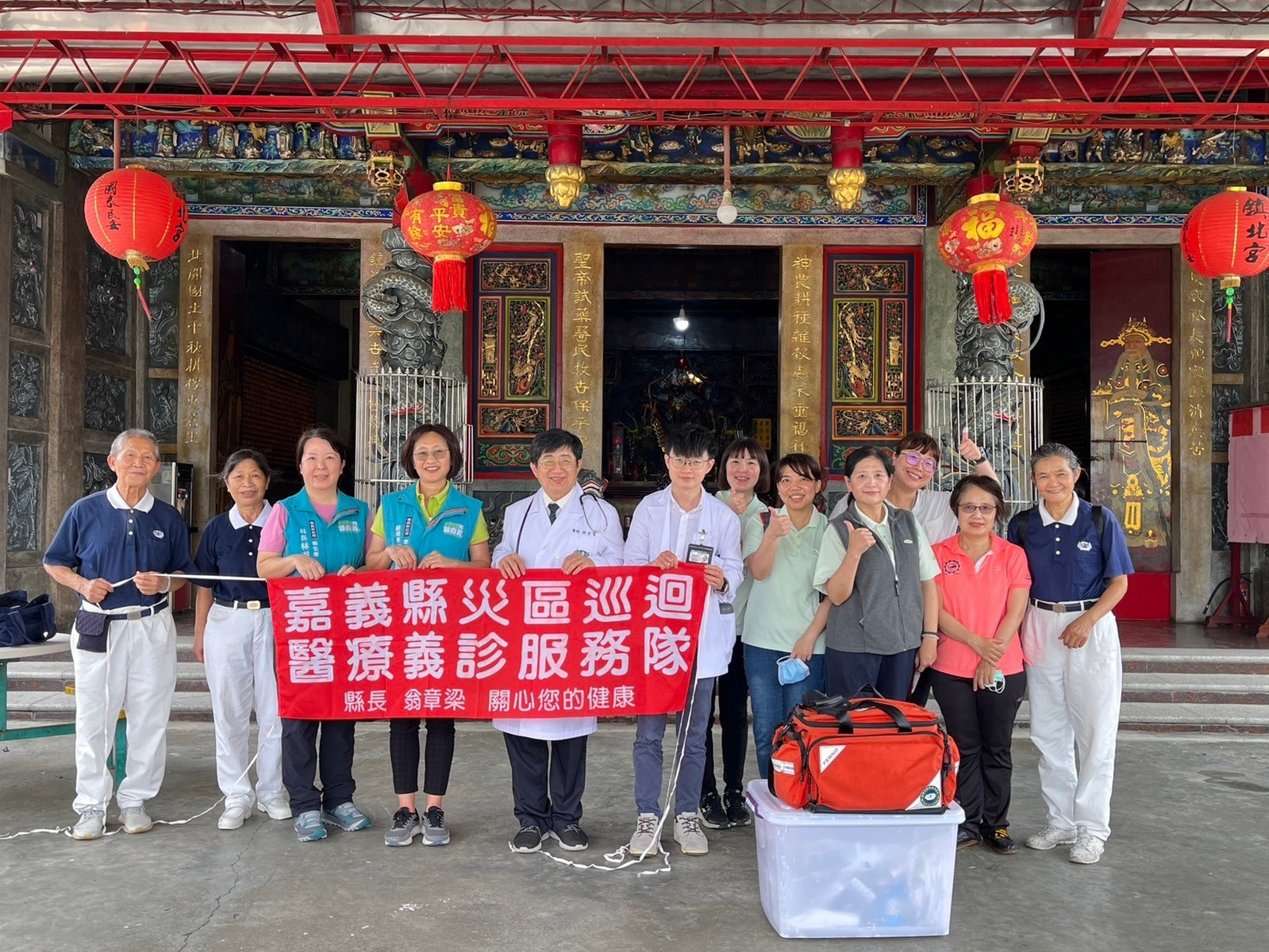嘉義縣衛生局副局長林裕珍至水上義診現場關心，與醫療團隊合照。