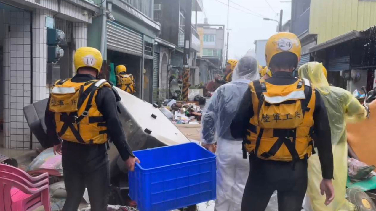 (上)民眾忙著清理家園，國軍協助志工送來便當，並一家一家發放。(攝影者：陳坤安)