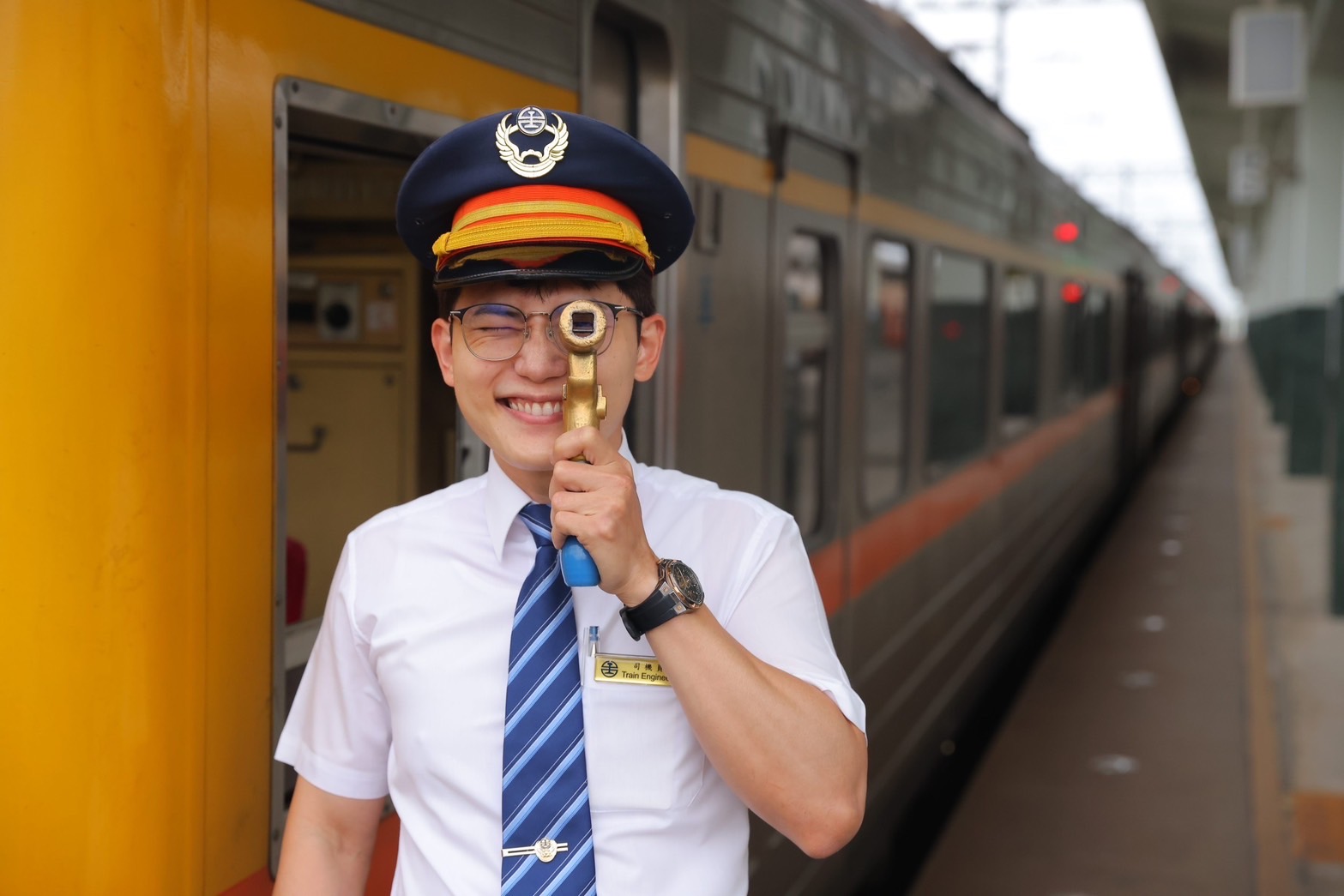 台鐵司機員黃鈺清平日的任務是開火車擔任大眾運輸的擺渡人，在今年三月完成造血幹細胞捐贈，他呼籲大家一起來建檔捐贈，給血癌病友續命的機會。相片:黃鈺清提供