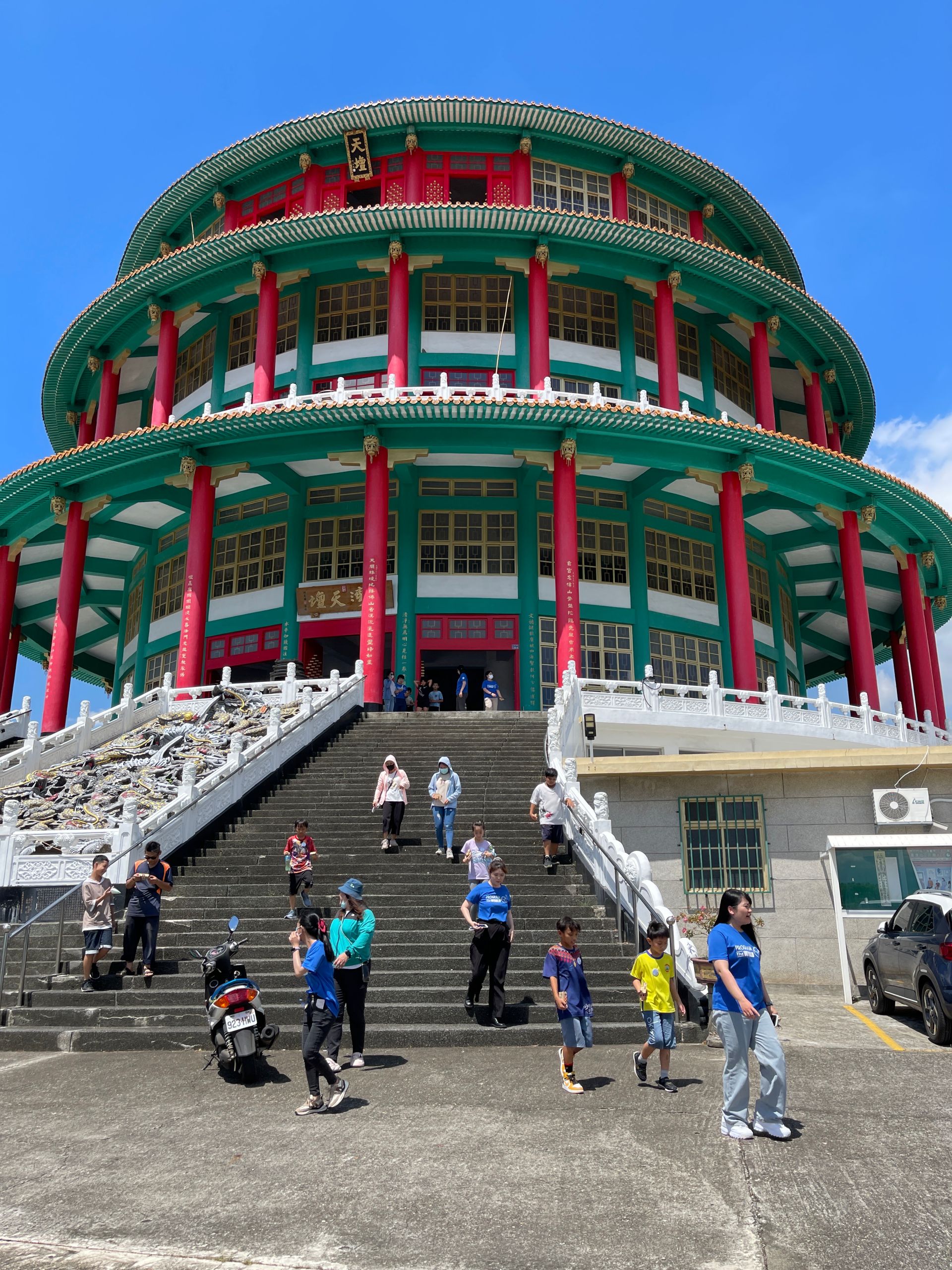第二天的課程，安排所有師生一起到鄰近的「台灣天壇」進行外拍。孩子們透過自製數位相機的視窗，不斷按下快門鍵，捕捉所看到的美麗畫面。