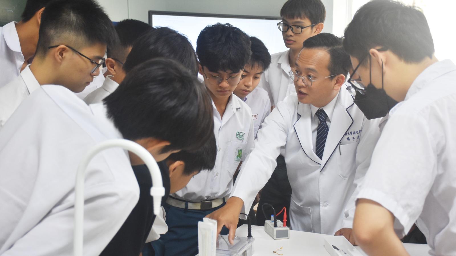 醫學系楊子慶老師指出，此次科學營旨在啟發高中生對科學的興趣，讓他們能夠提前接觸大學的課程。