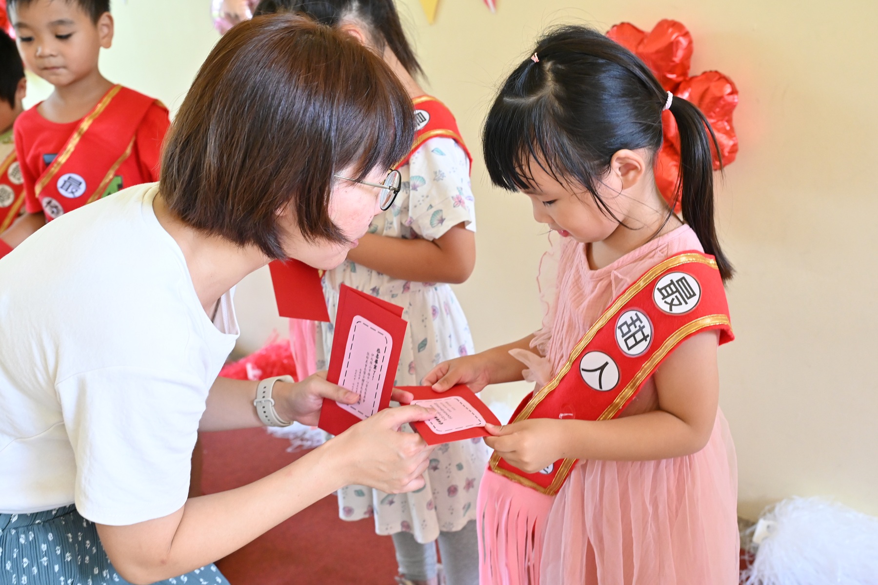 家長委員會致贈畢業禮物給畢業生