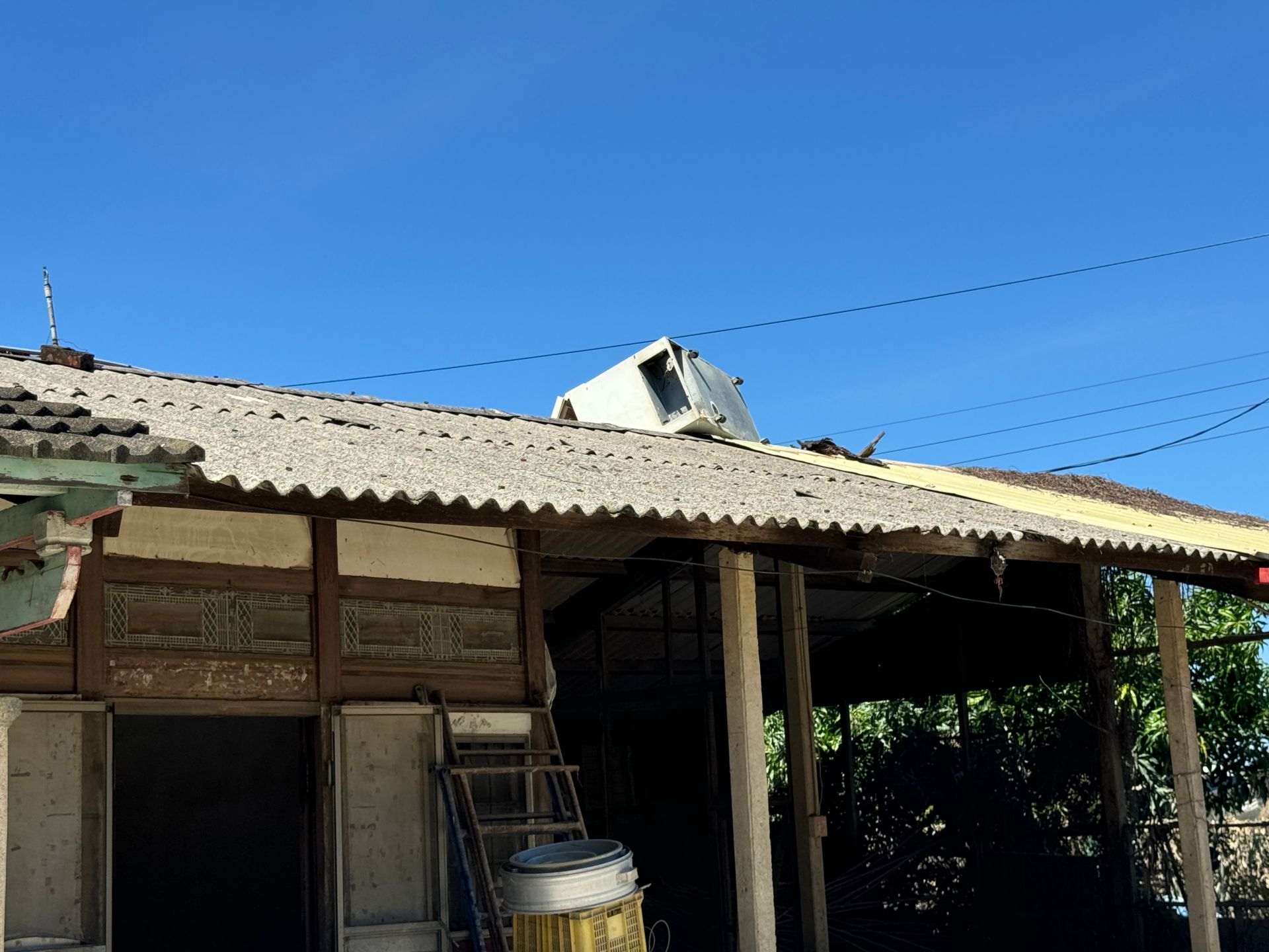 在白河區河東里糞箕湖，許多平房被水淹沒，志工前往勘災時，看到屋頂上的冰櫃，再再顯示淹水時的慘況。