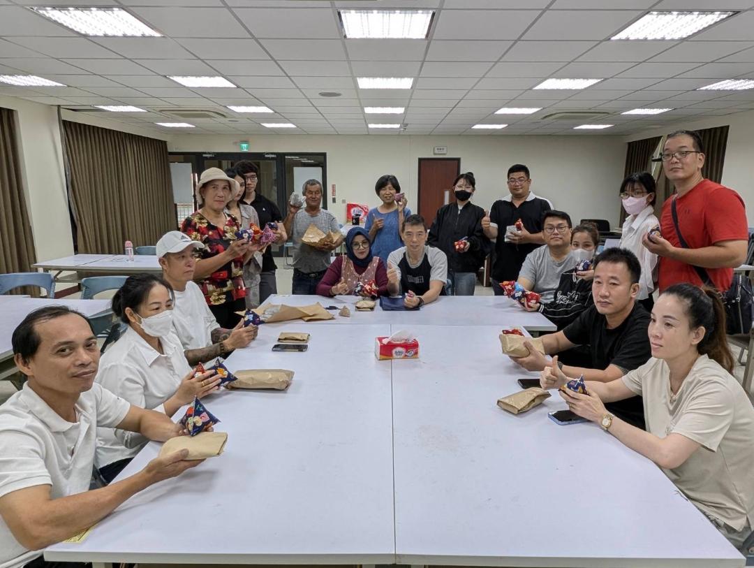 新住民夫妻展示可防蚊除穢淨化磁場的艾草馨香包製作成果