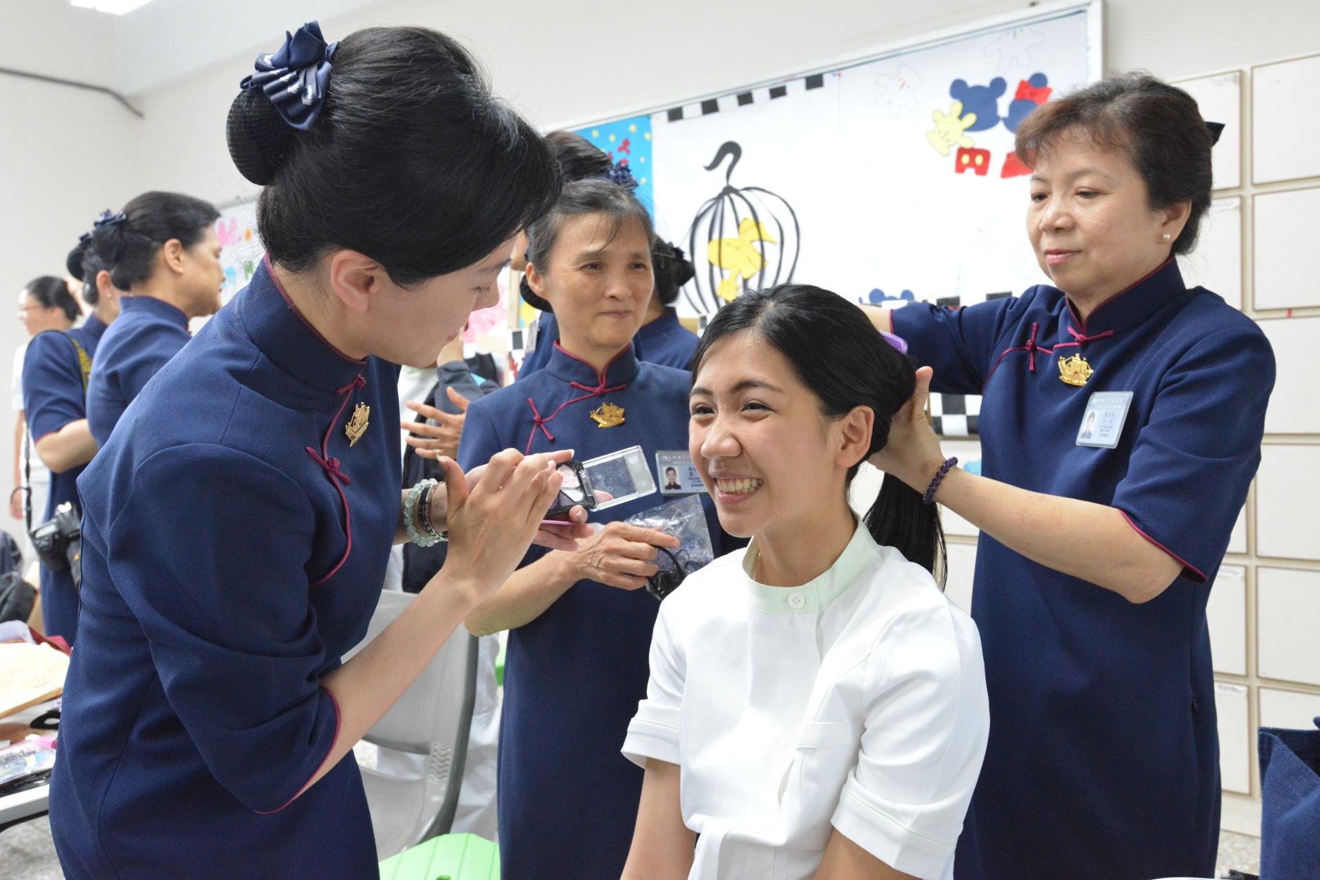護理系的加冠典禮，懿德媽媽負責幫孩子打點儀容，美美登場。