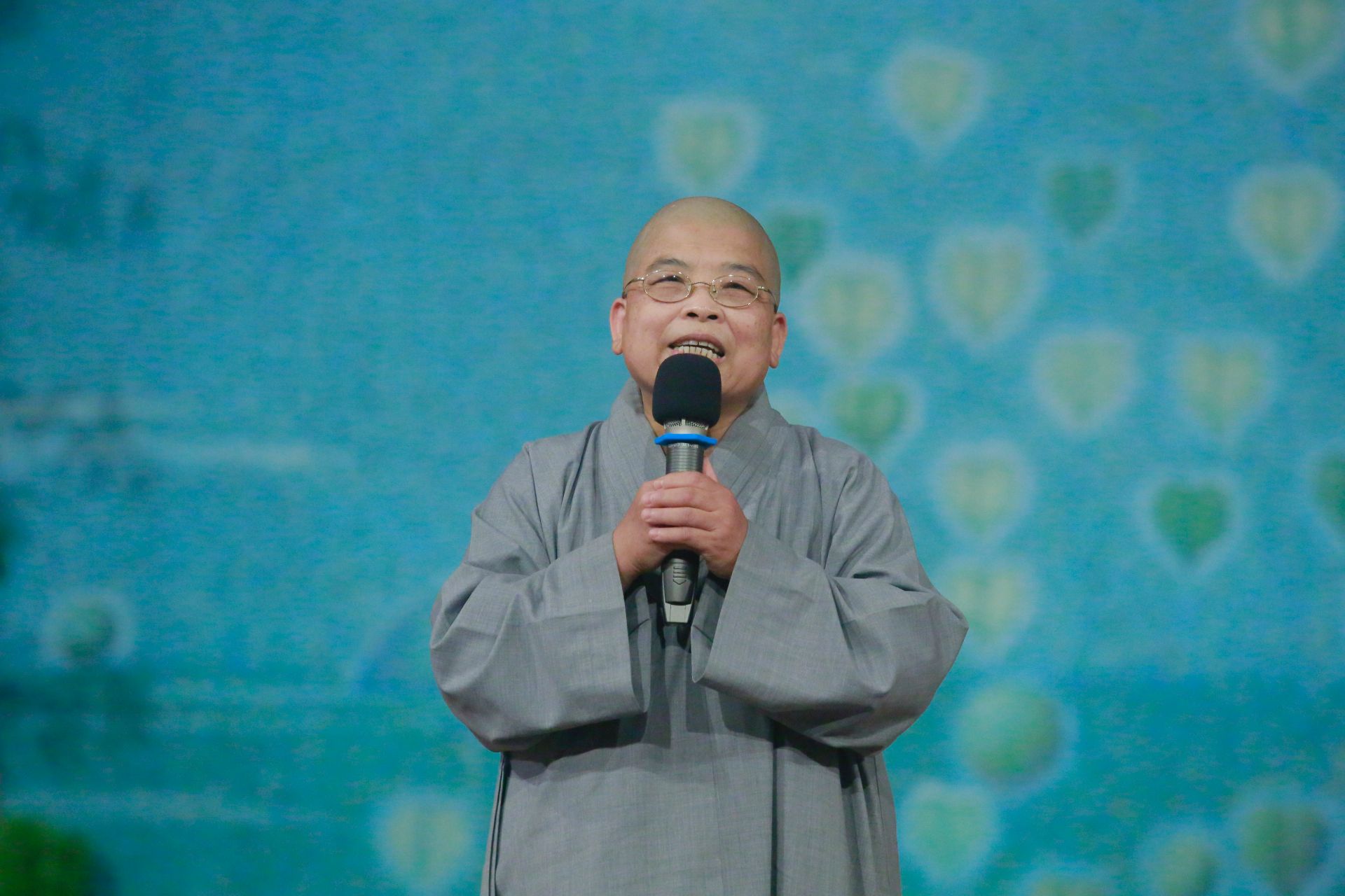 德(木雨)師父勉勵：「日日行善，行孝不能等，要成為頂天立地，安定社會的力量。」