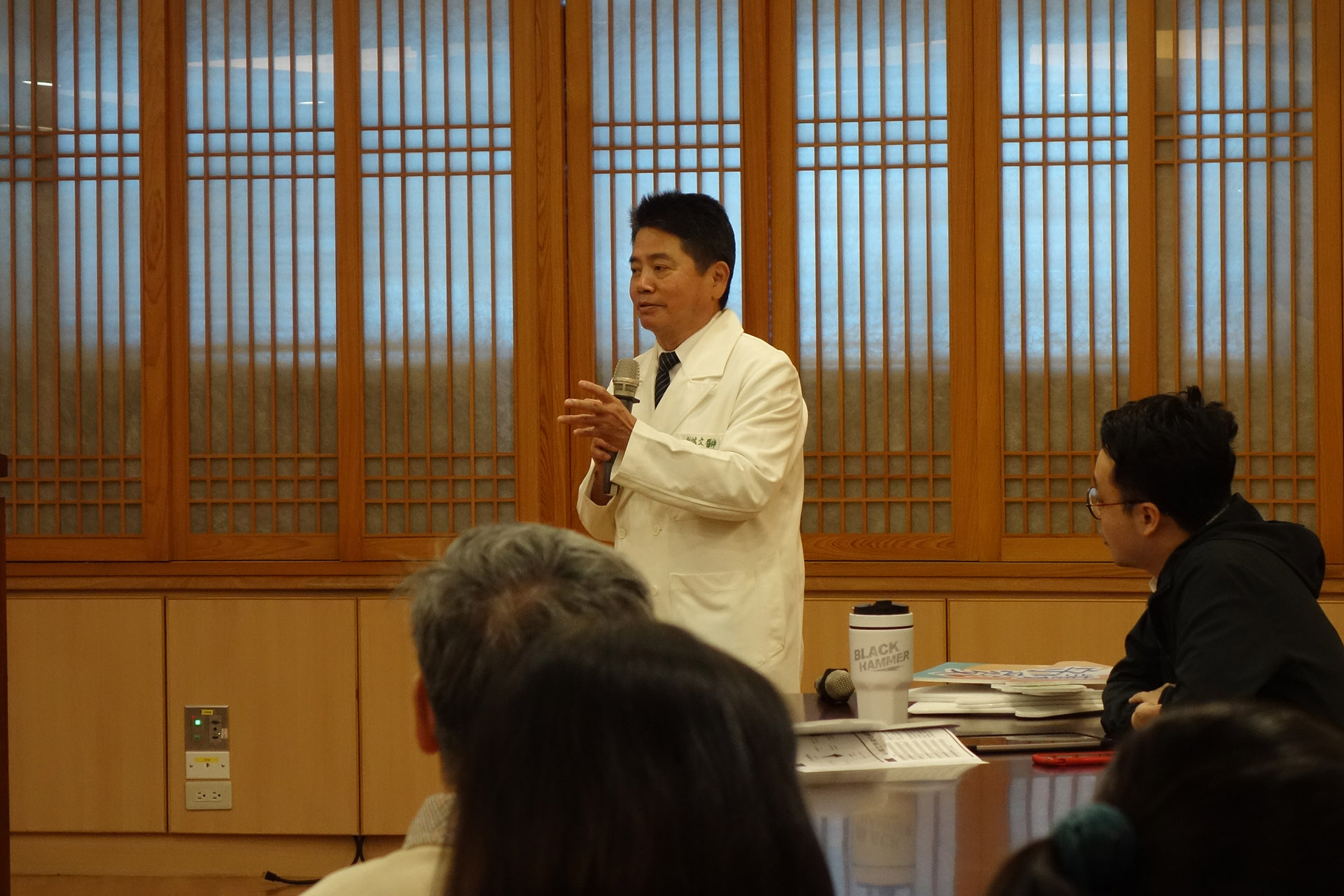 花蓮慈院職業醫學科主任劉鴻文醫師表示，職業災害不只限於身體上受到的傷害，更包含了工作壓力所造成的身心疾病。