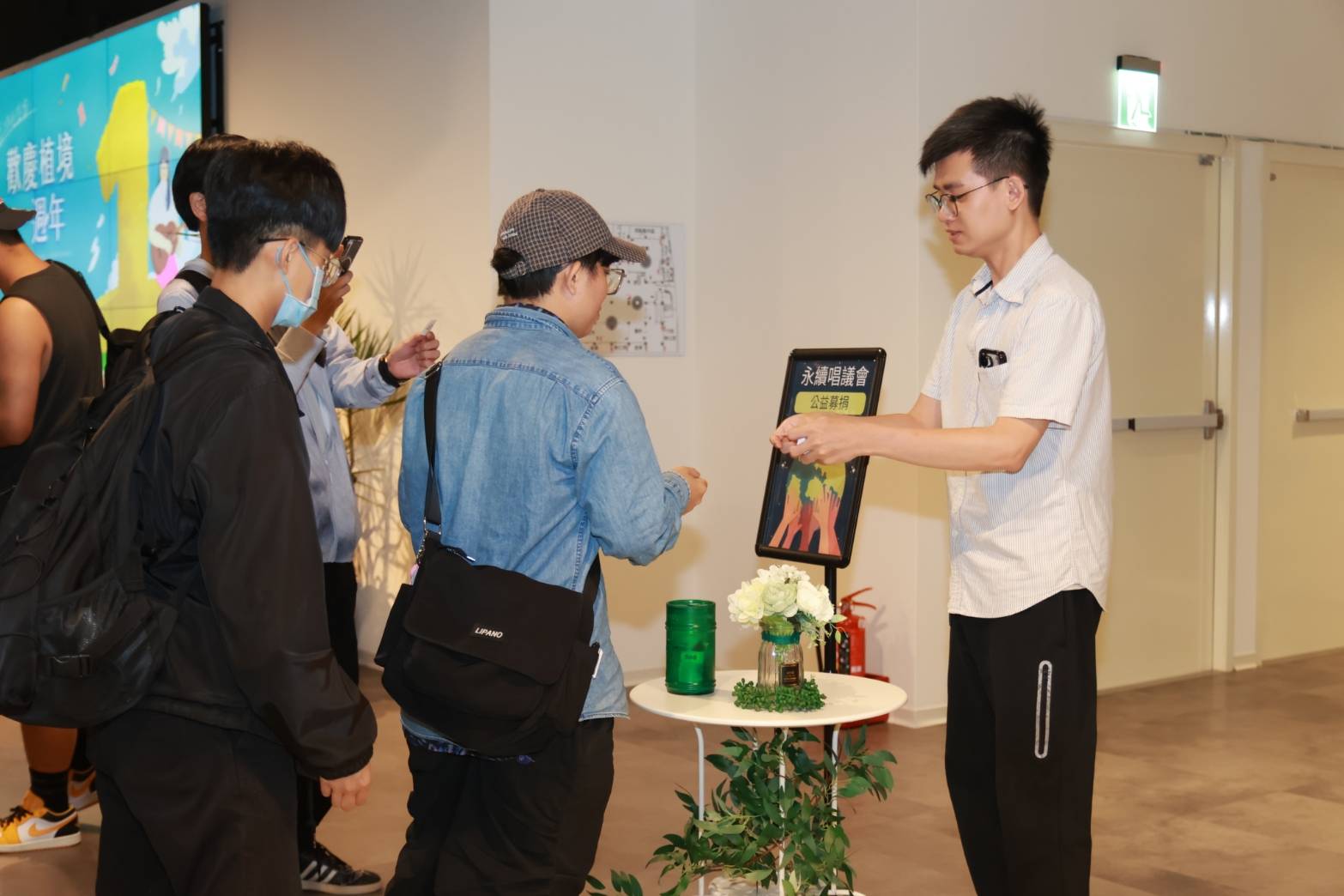 現場民眾力行一善，用行動為花蓮地震募款。