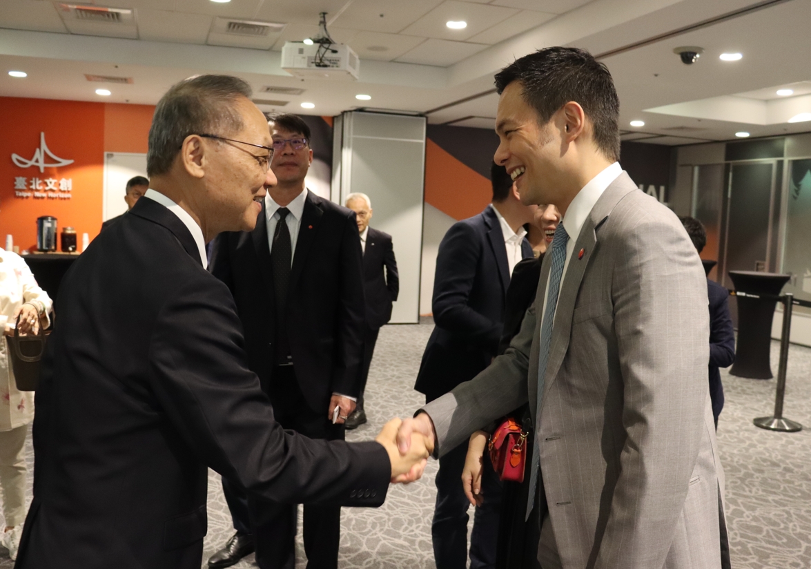慈濟基金會代表顏博文執行長(左)、台灣大哥大總經理林之晨(右)，雙方攜手合作，推動企業共善計畫。