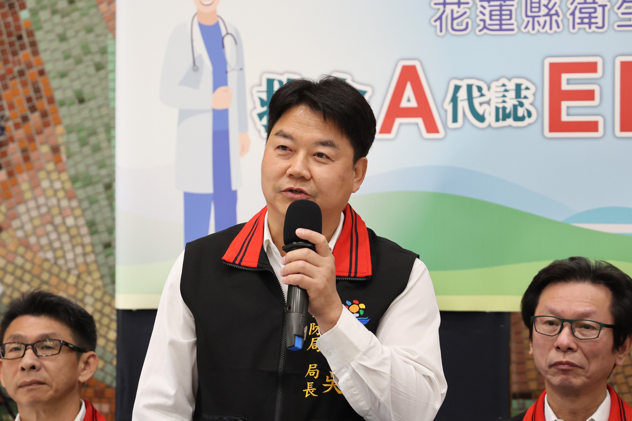 花蓮縣消防局局長吳兆遠指出，當各地消防局接收到報案通知，派遣員會在線上指導報案民眾第一時間操作CPR，目的是讓後續接手的高級救護技術員能夠實施進階的插管及給藥措施，提高急救成功的機率。