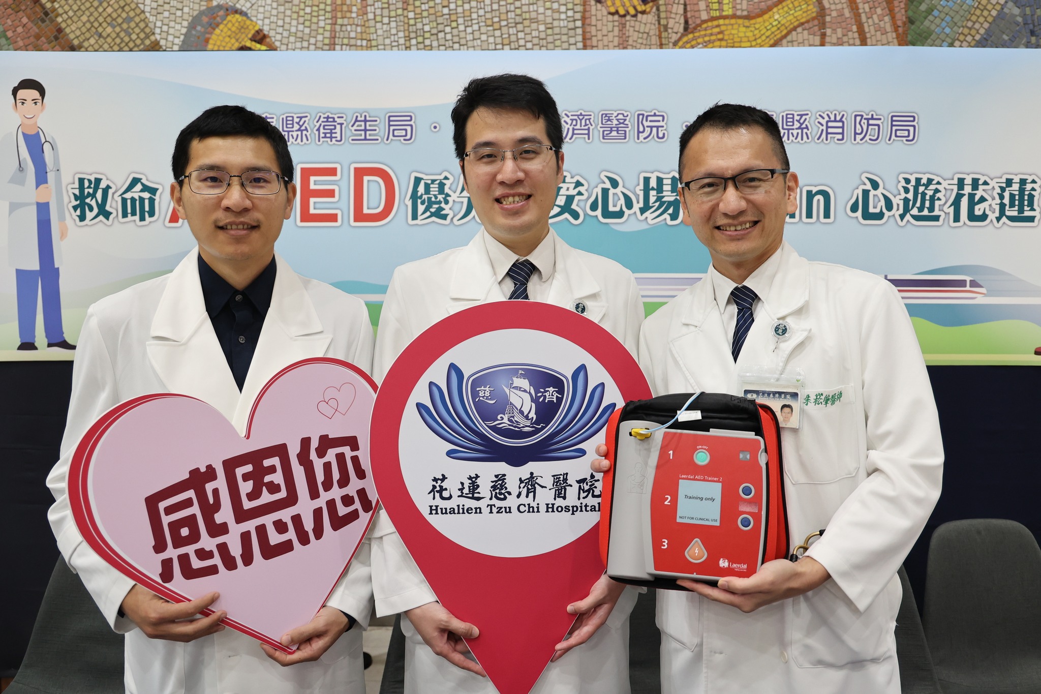 一名36歲男子在打球的過程中感到不適，接著突發性休克、倒地失去意識，花蓮慈院血液腫瘤科醫師朱崧肇(右)、急診部醫師魏瑋廷(左)、兒童心臟科醫師秦家翊(中)在現場立刻為男子施行心肺復甦術(CPR)，並透過體育館設置的自動體外去顫電擊器(AED)進行急救。