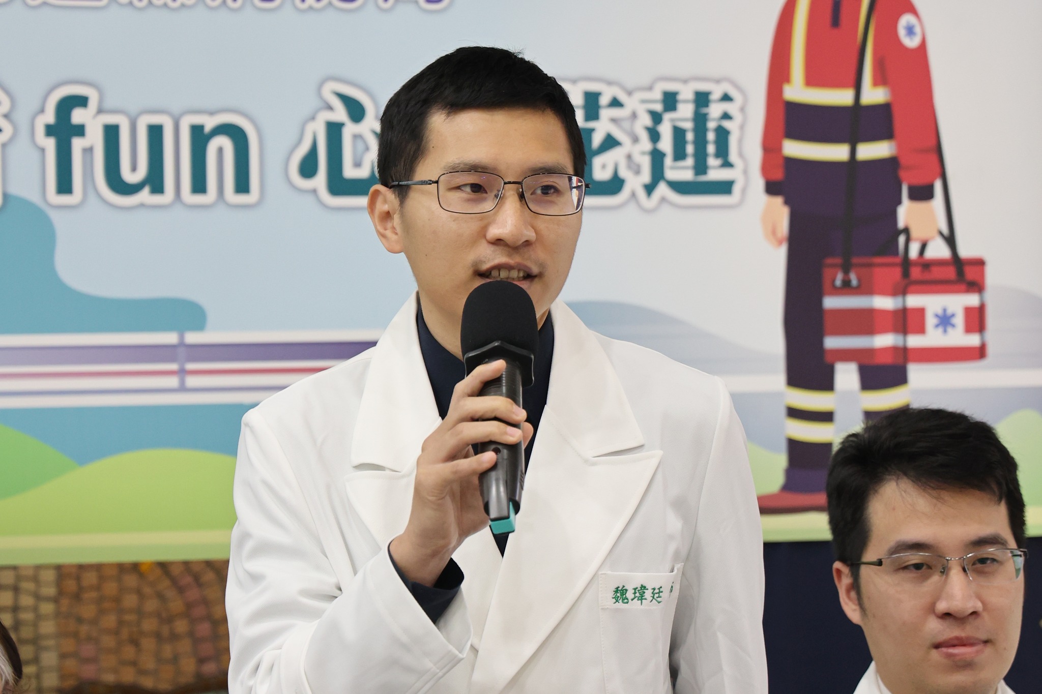 急診部魏瑋廷醫師表示，在醫院以外的場所，AED是不可或缺的「救命神器」，能夠迅速判讀病人的身體狀況，即時地給予急救人員正確的醫療輔助。