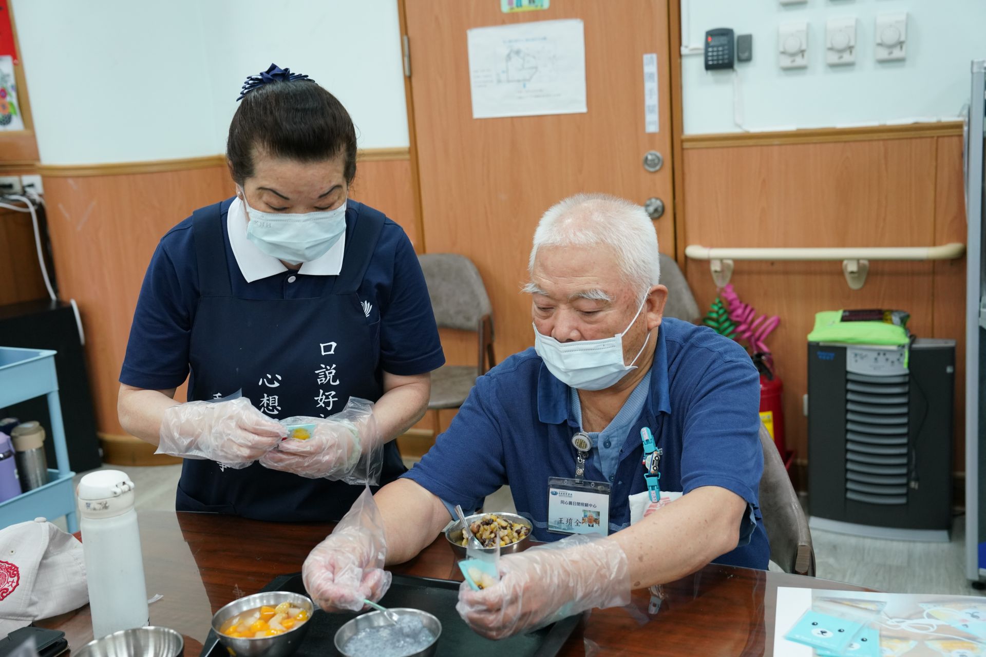 志工(左)帶領長輩透過八寶豆、山粉圓、與水果丁不同顏色訓練思考能力。
