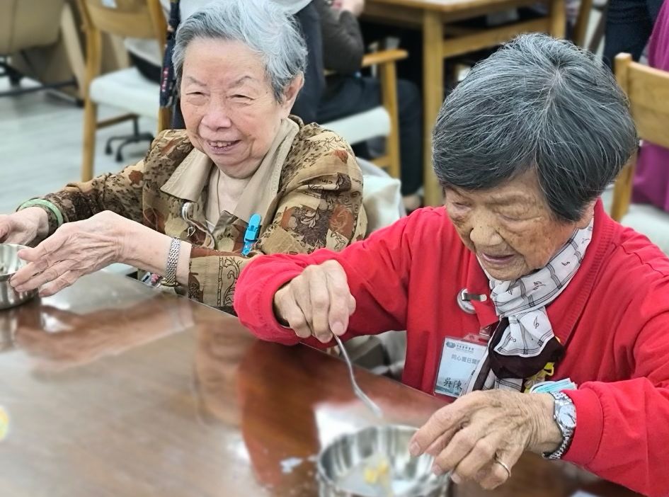 冰冰涼涼水果八寶粽讓長輩體驗冰粽，呼應天氣轉熱的變化，享受不同的歡樂。