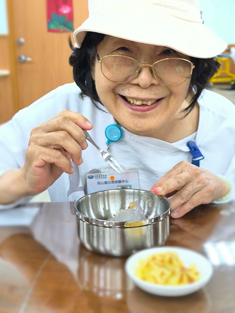 下午茶時間，水果八寶粽讓長輩吃得開心極了。