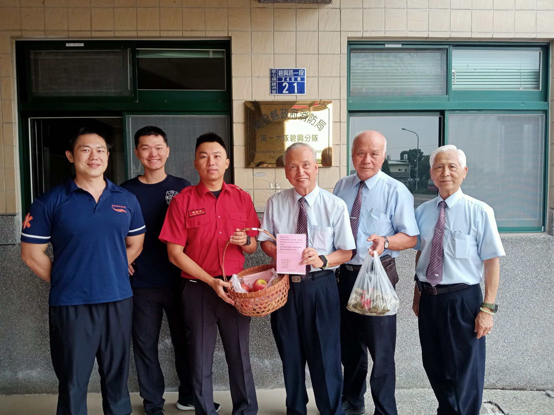 志工慰問消防分隊感恩他們平日的辛勞