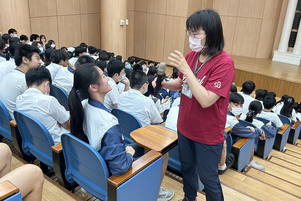 講師透過心理測驗，與學生輕鬆地談情說性。