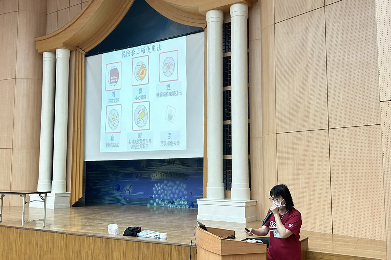 講師宣導正確的保險套使用步驟，也透過實作讓學生認識保險套。
