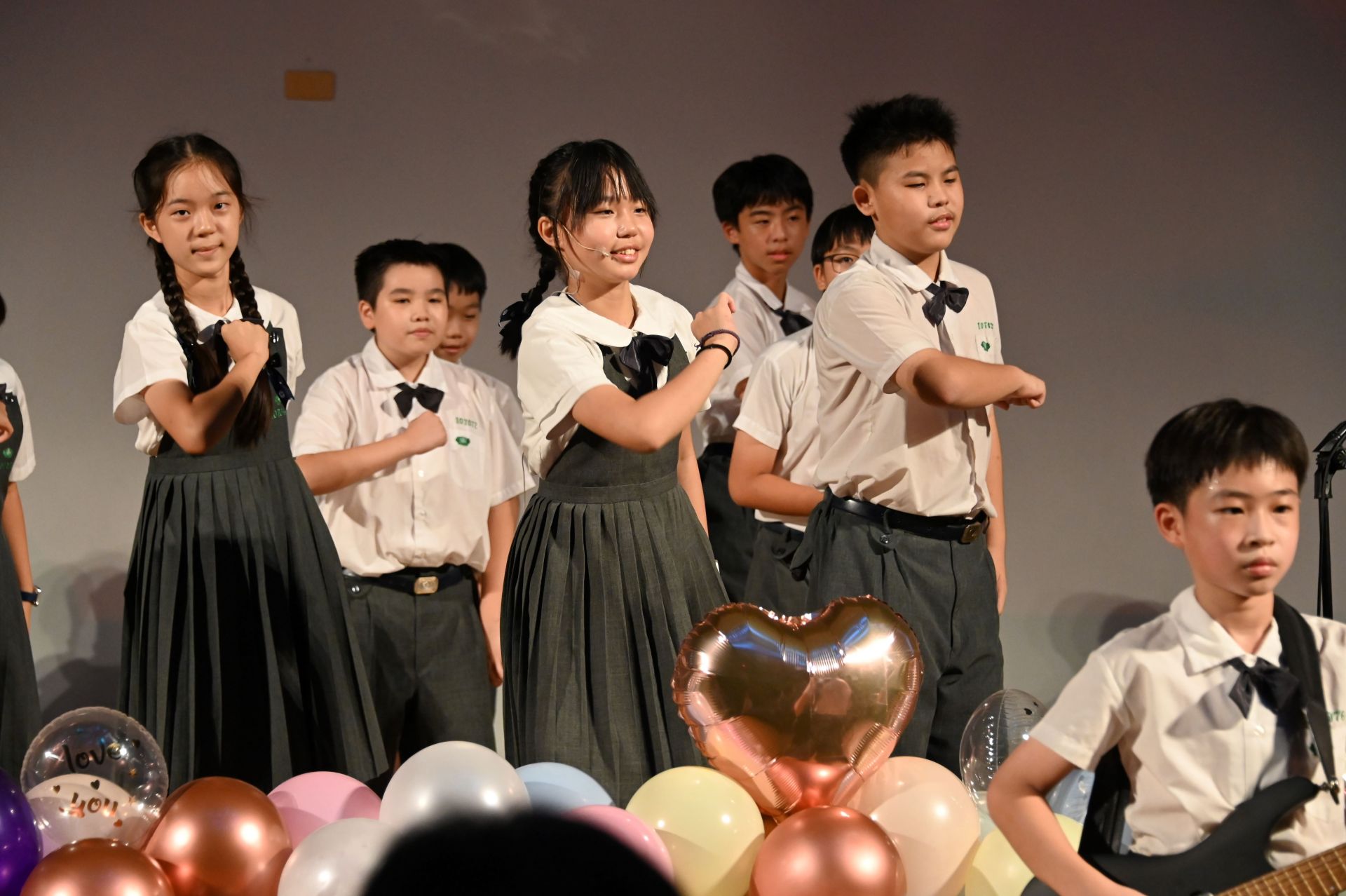 六年善解班演奏組曲搭配嘹亮歌聲與熱情舞蹈，告別童年歲月，迎向花漾年少。