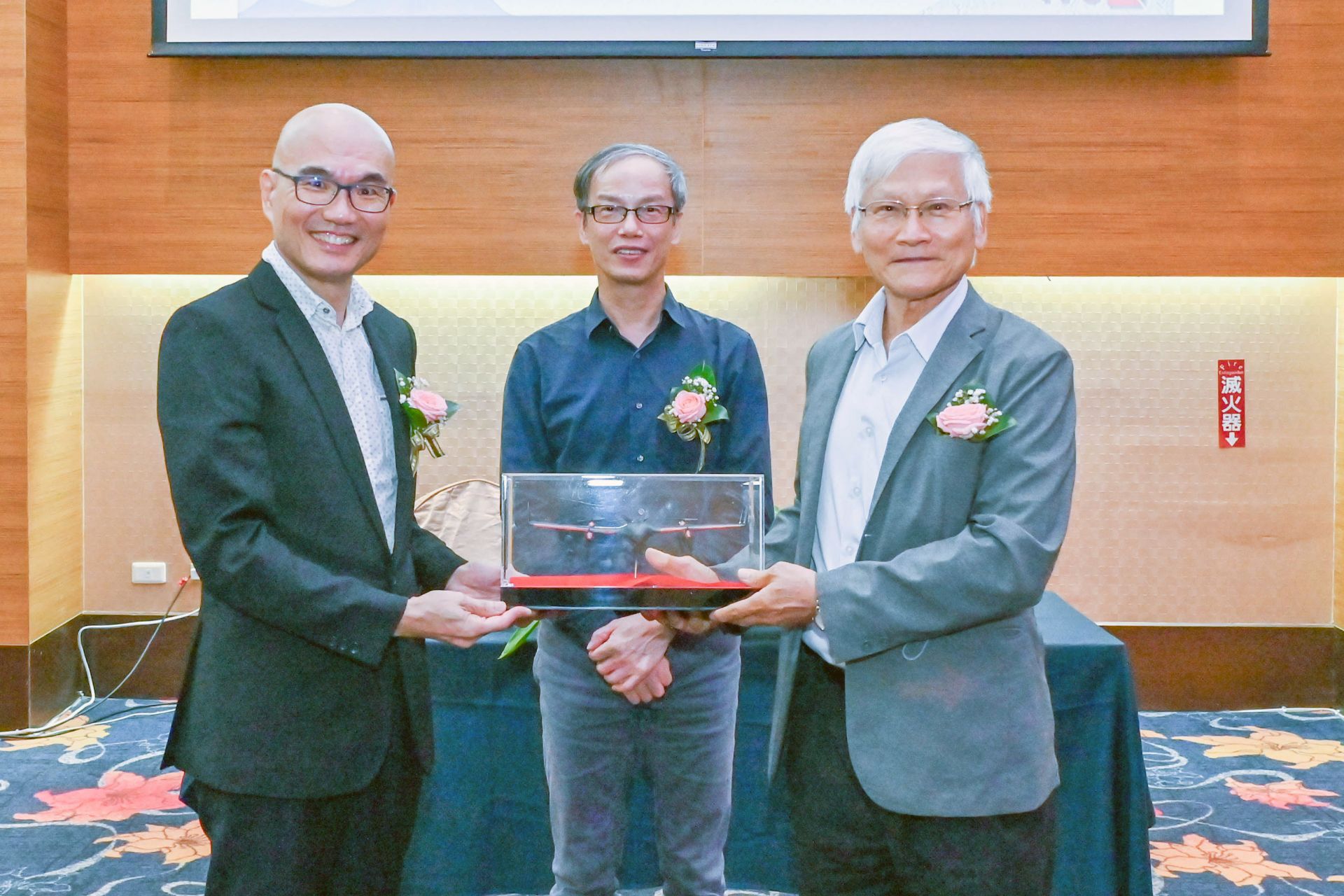 金屬中心致贈臺東大學無人機模型禮物。