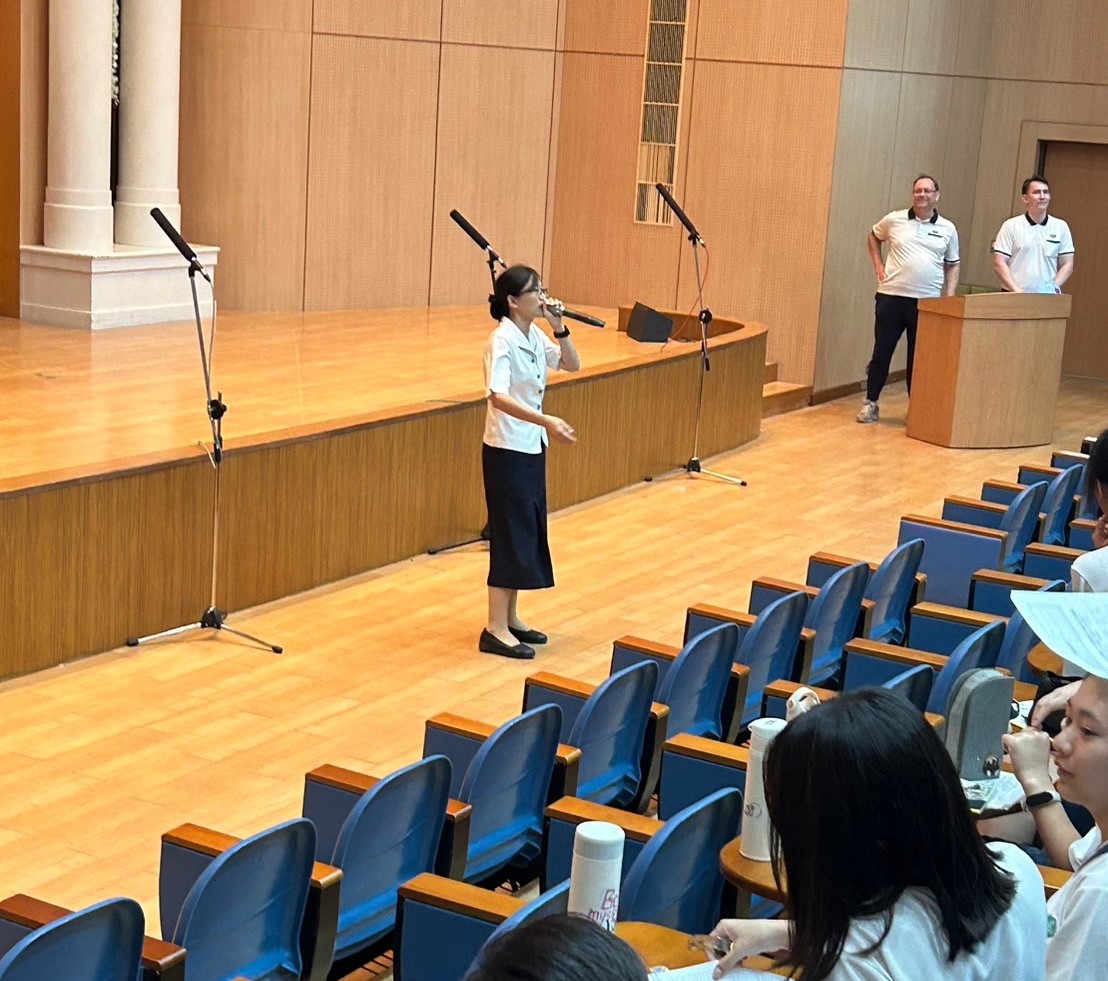 教務主任張齡之鼓勵學生勇敢用英文表達。
