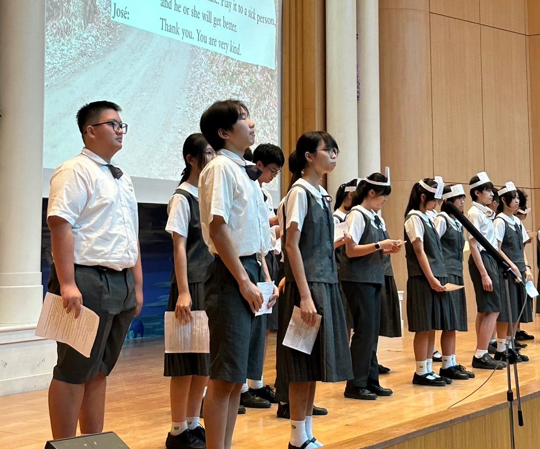 學生們發音清楚，流利、自信地講出臺詞