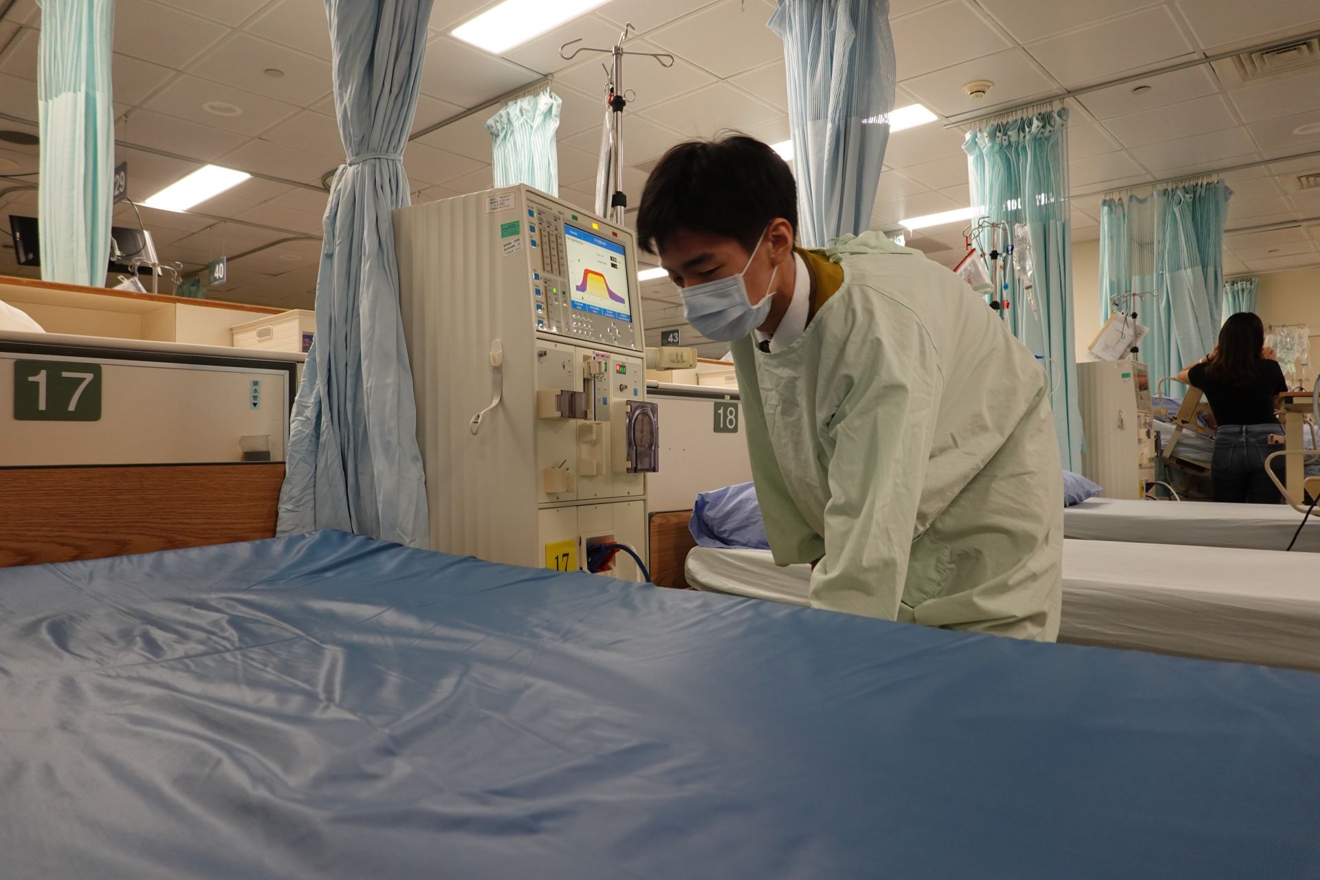 鄭哲旭參與醫療志工後更堅定志向要走往行醫之路，錄取中山醫學大學醫學系。