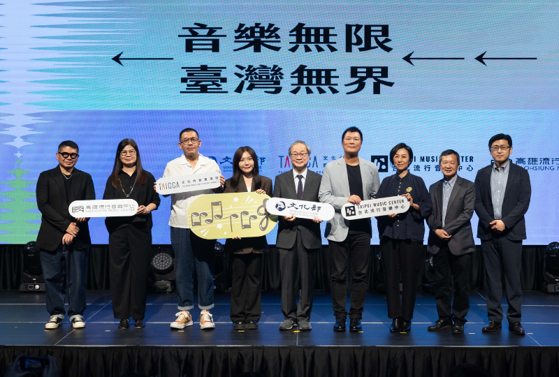 記者會後大合影。由左至右為高流執行長丁度嵐、高雄市文化局長兼高流董事長王文翠、文策院董事長蔡嘉駿、立法委員吳珮憶、文化部長李遠、臺北市文化局長兼北流董事蔡詩萍、北流董事長黃韻玲、北流執行長梁序倫、文策院院長盧俊偉。