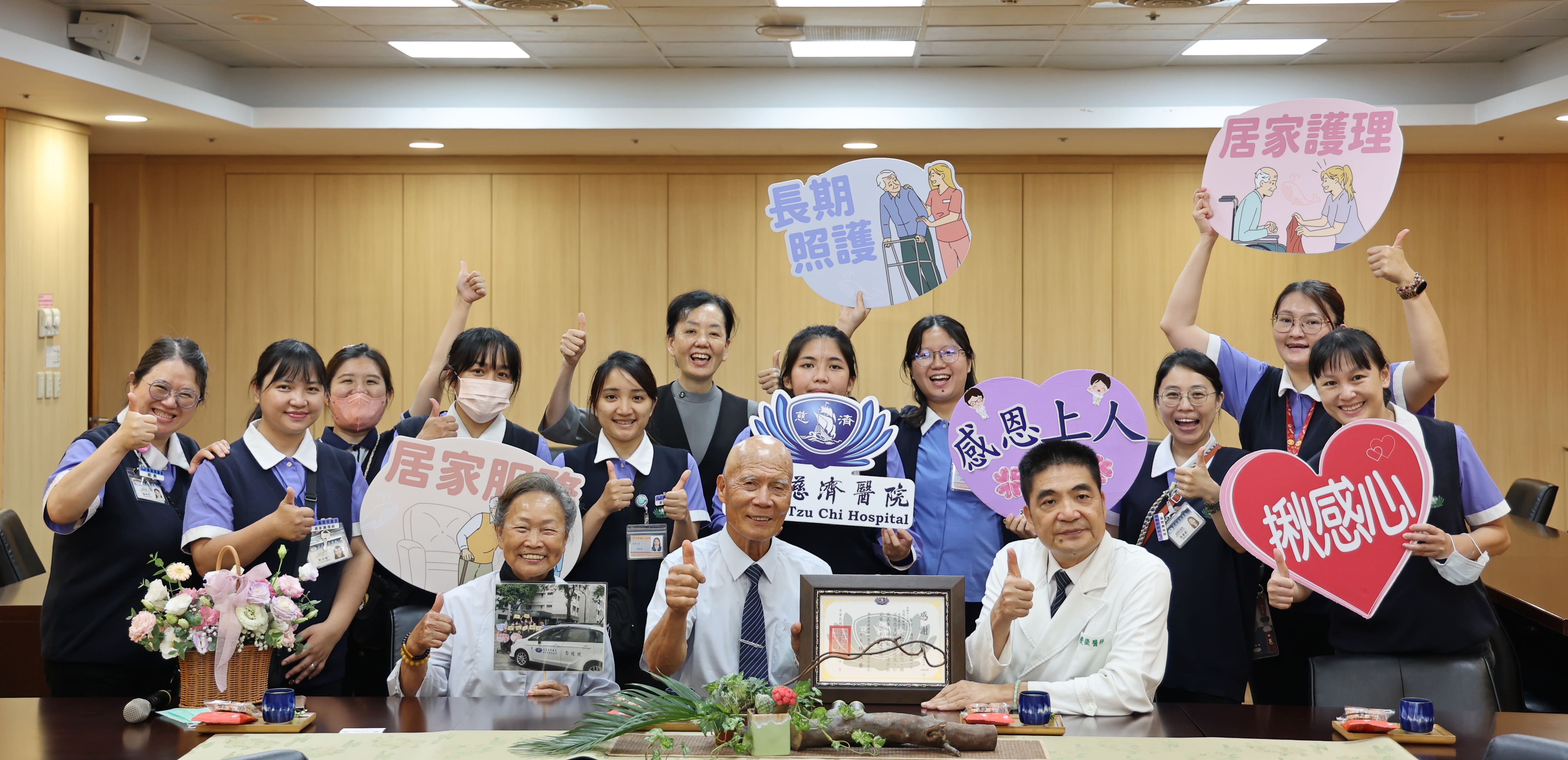 6月19日中午，臺南實業家陳連益(前排中)與陳鄭惜(前排左)夫婦來到花蓮慈濟醫院，捐贈1台居家護理訪視車給長期照護部團隊。