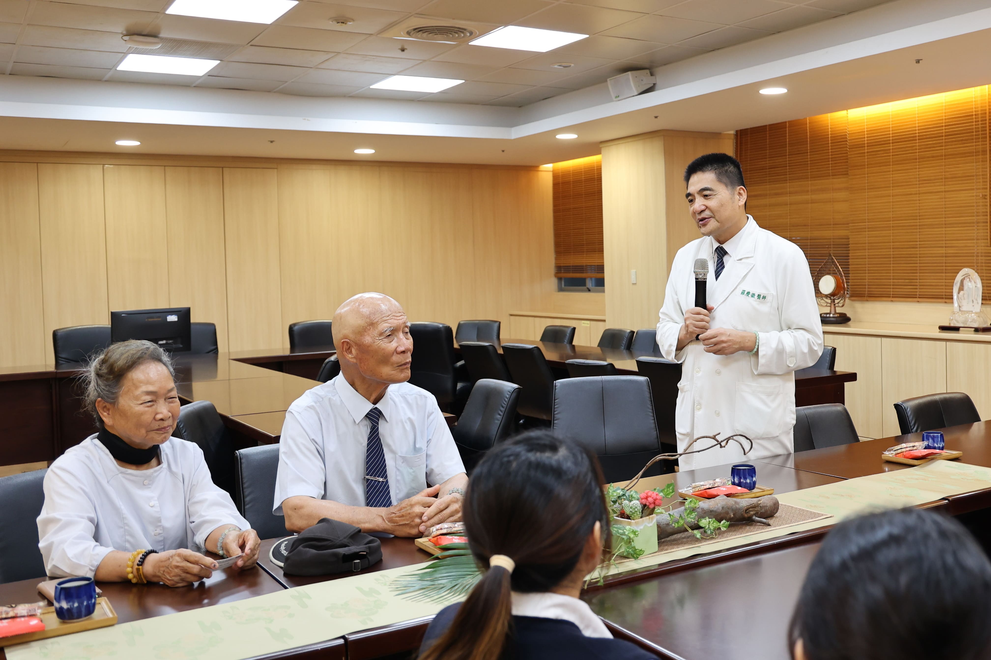 羅慶徽副院長(右)說，團隊有了陳連益師兄夫婦所捐贈車輛，讓他們可以將愛送進社區、山區、偏遠地區等，非常感恩陳連益夫婦與所屬的基金會護持花蓮慈院。