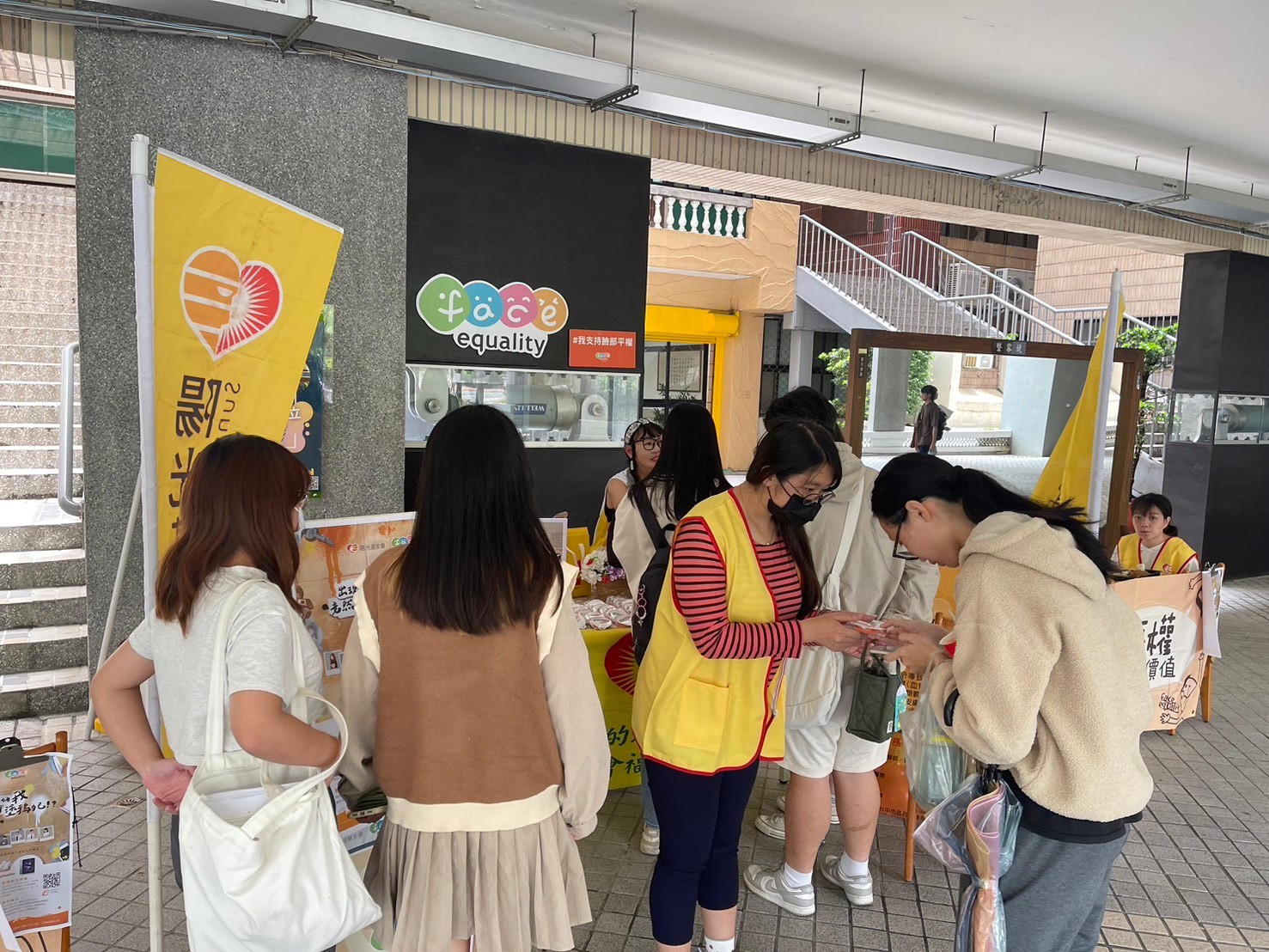 學生熱烈響應「外表不能定義我-臉部平權活動」。