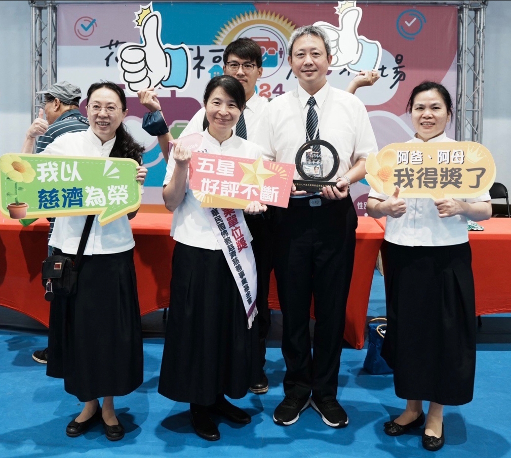 佛教慈濟慈善事業基金會在十個表揚的事業單位中，評選慈濟為特優。