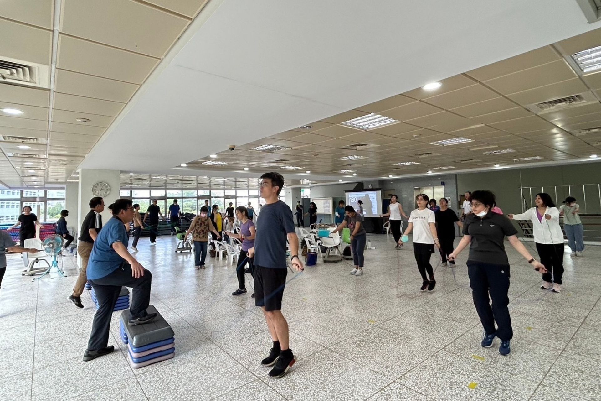 帶領學員一起體驗運動處方中的運動，從中了解如何設計與指導運動處方。