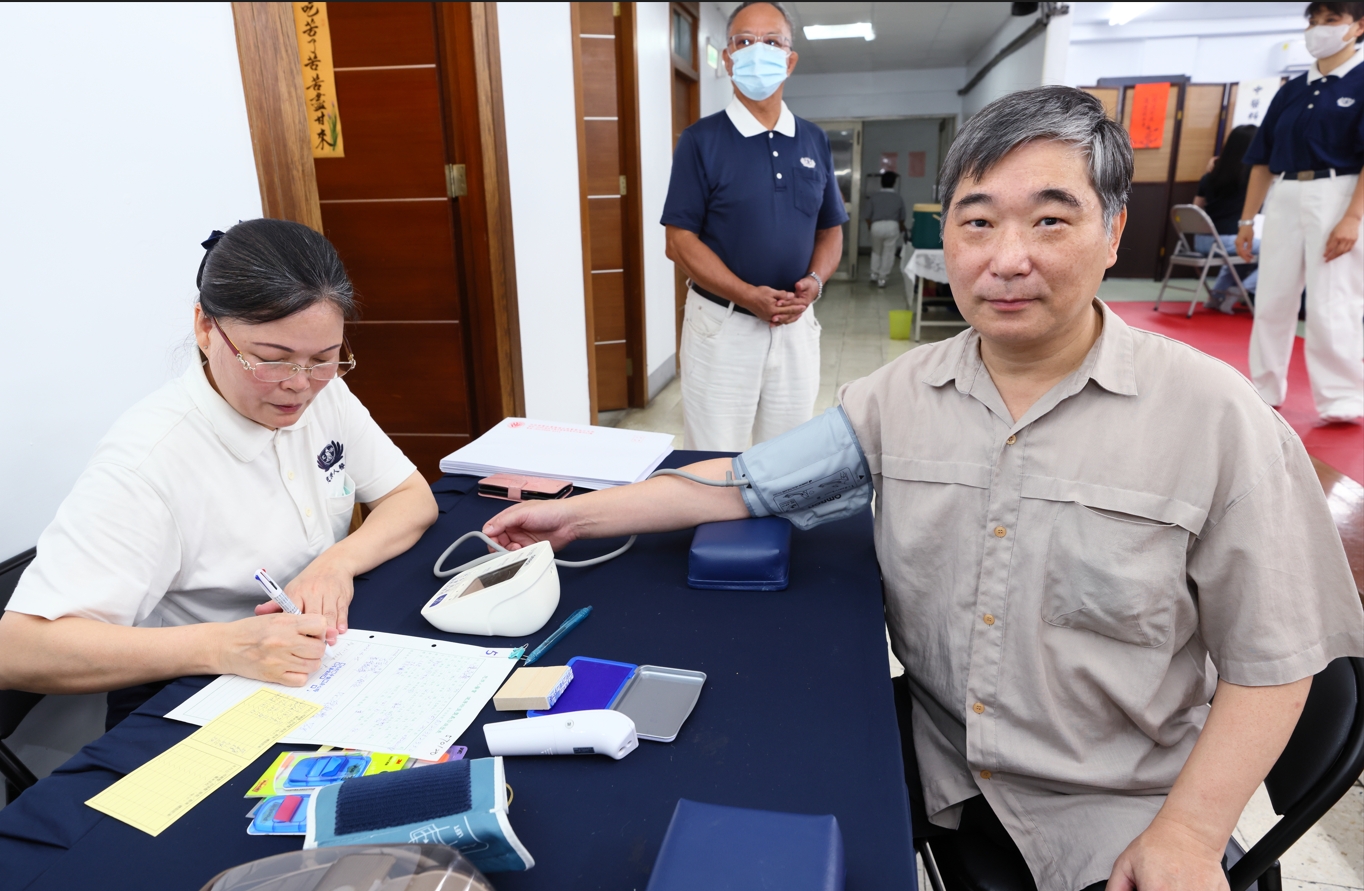 陳永慶督座來到現場關心義診活動進行狀況，隨後也加入量血壓關心自己的健康。
