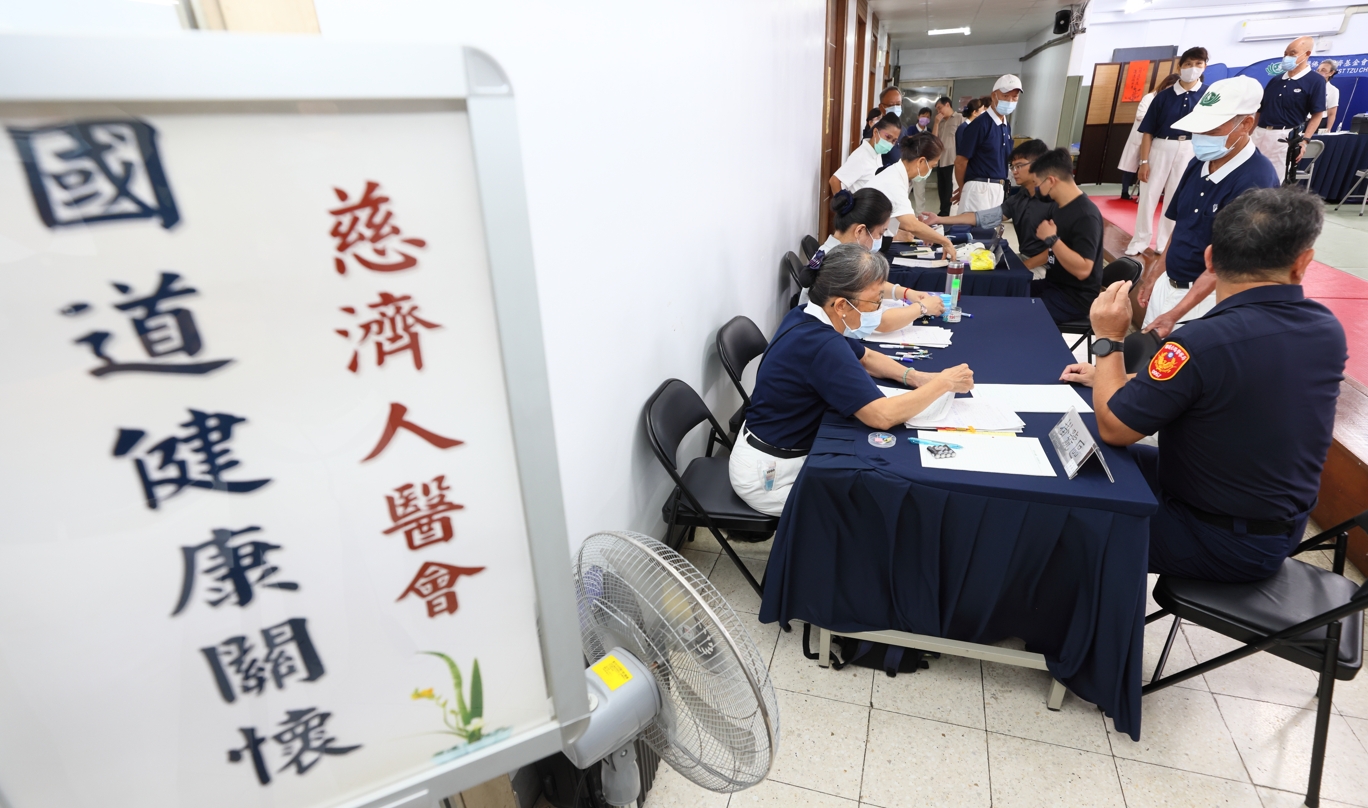 為了守護警察同仁的健康，國道公路警察局與慈濟人醫會攜手合作，並在慈警會志工郭秀里邀約下，自五月份起至七月，齊力舉辦三場次健康關懷活動。