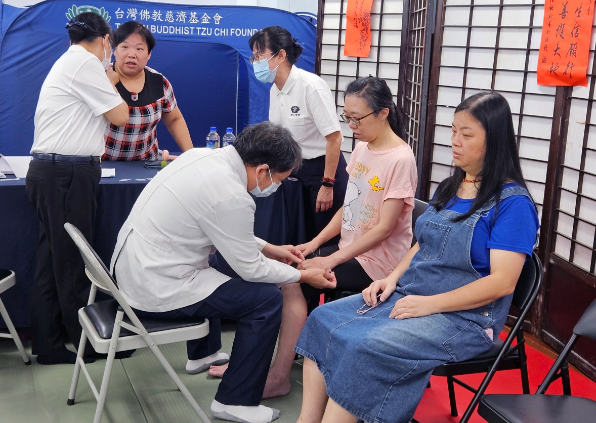 林衡毅中醫師擅長針灸，幫同仁們解除病痛，希望大家在忙碌之餘，能得到良好的調適。