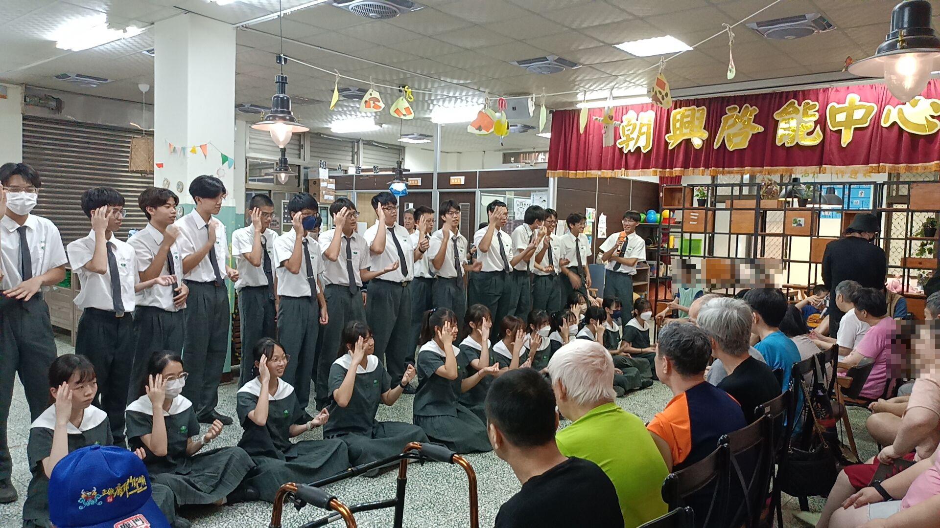 「我會牽著你的手，但是路要自己走。」是雙方互相陪伴，共同成長的過程。