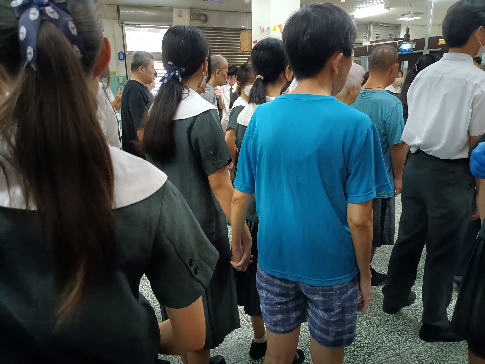玩遊戲時，同學如大姊姊牽緊了院生的手一起行動。