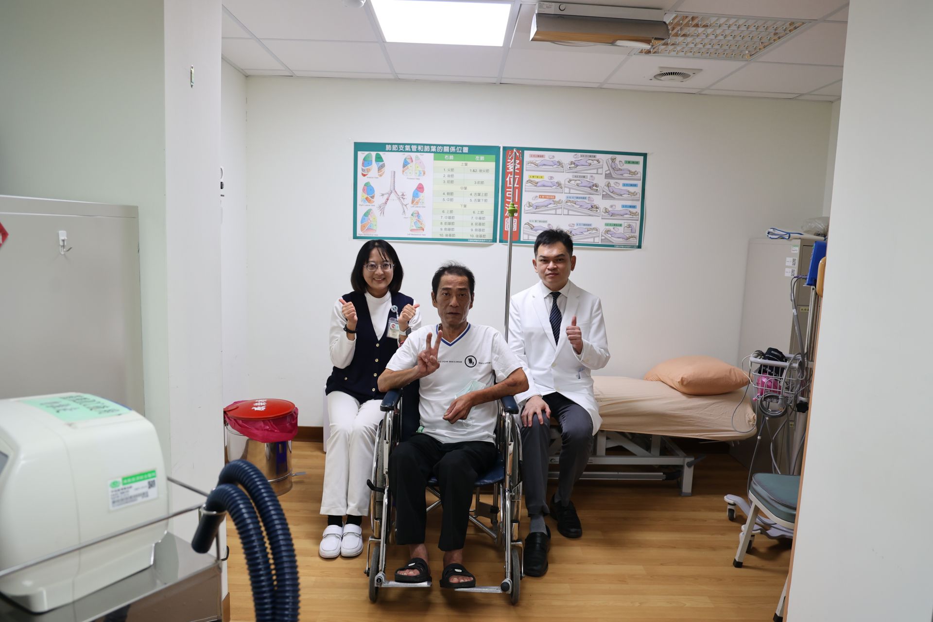 照顧林永金七年的主治醫師花蓮慈院胸腔內科劉迪塑、個案管理師侯惠娟，以及包含呼吸治療、安寧療護、社工、長照居服團隊，與林永金留下紀念合照。