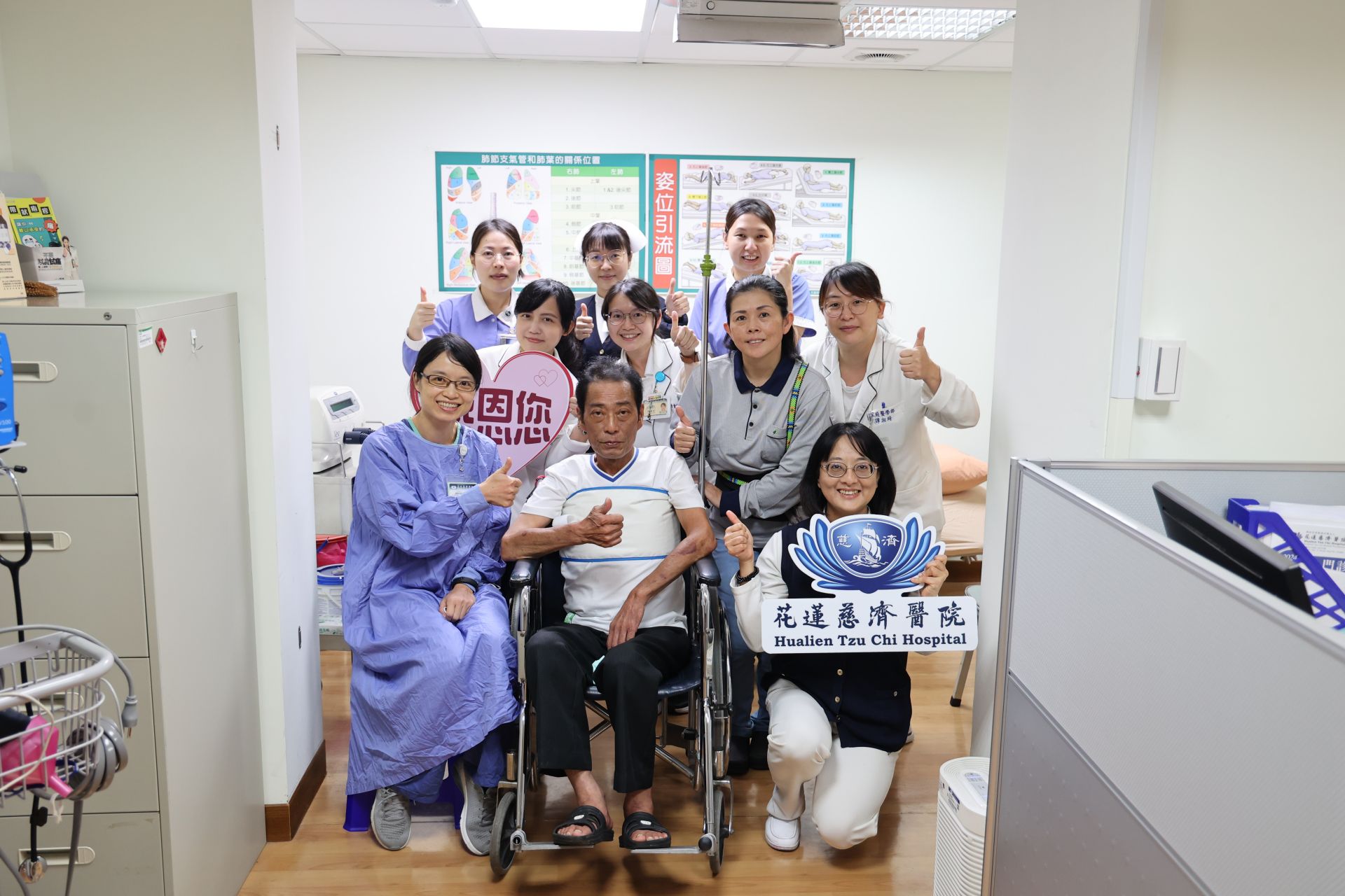 照顧林永金七年的主治醫師花蓮慈院胸腔內科劉迪塑、個案管理師侯惠娟，以及包含呼吸治療、安寧療護、社工、長照居服團隊，與林永金留下紀念合照。
