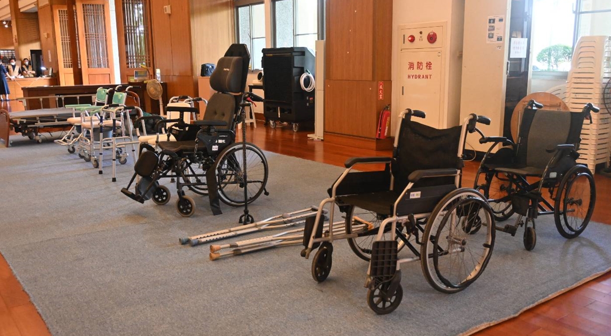 福慧廳展示由慈濟志工巧手清消及維修過的各種輔具。 