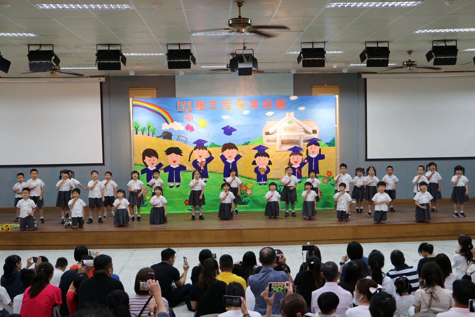 孩子屬於自己的舞台，自信勇敢地展現在慈幼三年的學習成果。