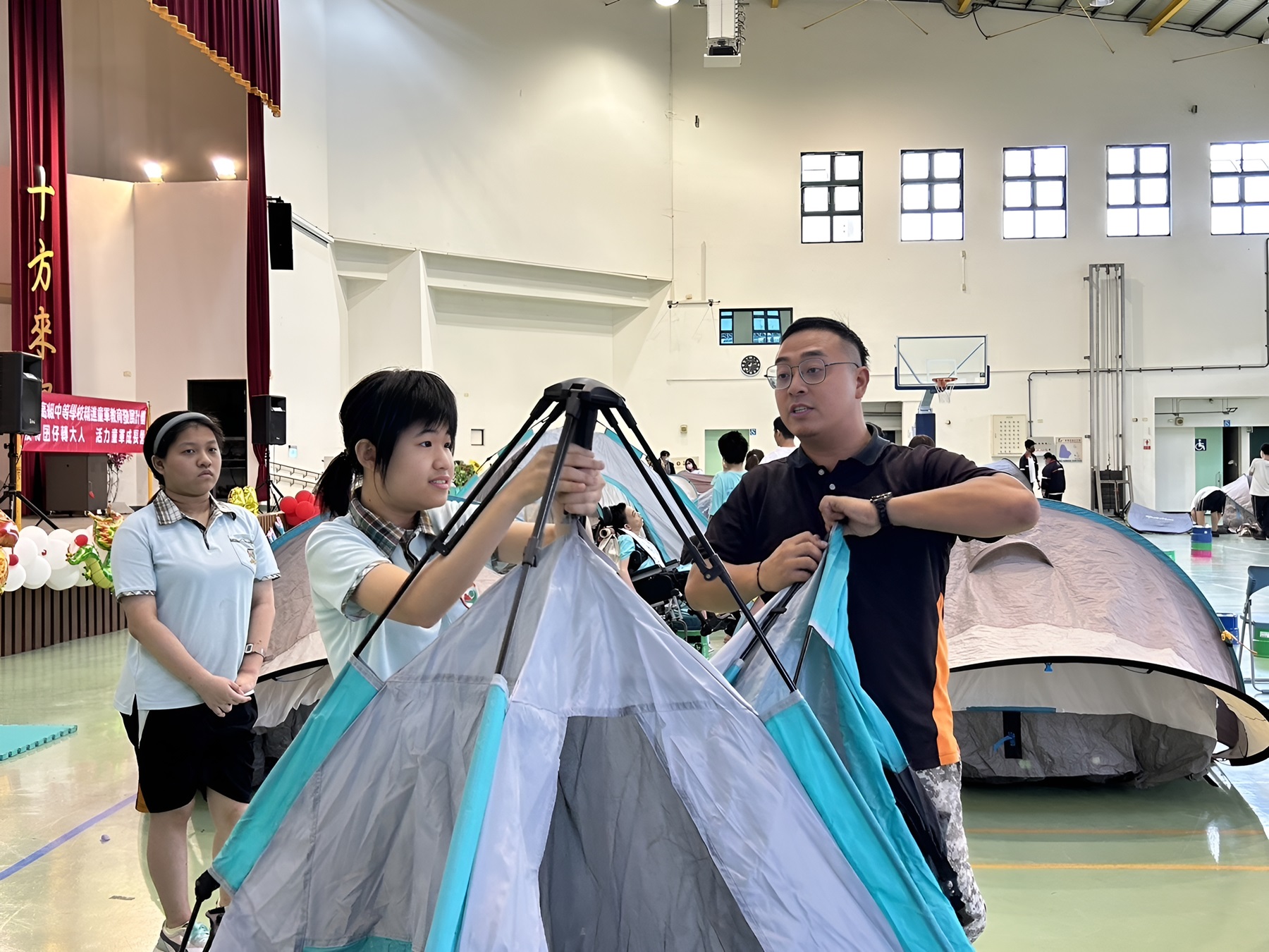 學生學習搭帳篷。